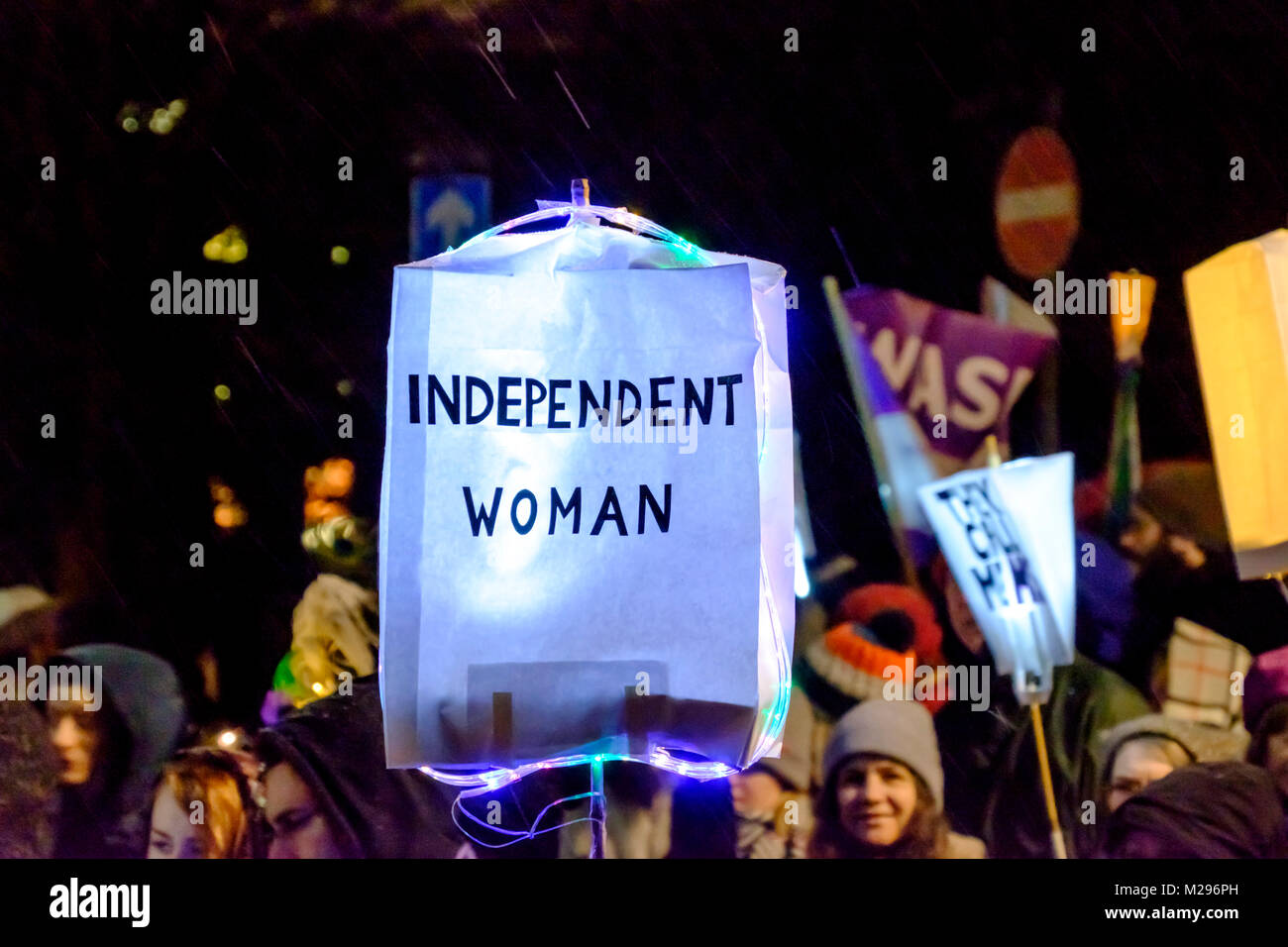 Bristol, Reino Unido. 6 Feb, 2018. El centenario de la Ley de Representación del Pueblo de 1918 que dio a las mujeres mayores de 30 años el derecho a votar se celibrated esta noche con un desfile de la linterna a través de Bristol. Alrededor de 1000 personas resultó en una noche de lluvia, nieve de febrero, muchos trajeron linternas hechas en casa. Consignas promoviendo la igualdad de derechos y salarios fueron sobre muchas de las linternas, reflejando que la plena igualdad de derechos aún tienen que luchar. Sufragette marionetas gigantes, tambores y una banda añadida a la celebración. Crédito: Mr Standfast/Alamy Live News Foto de stock