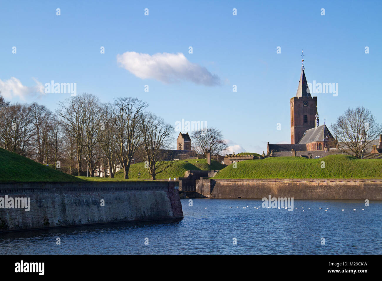 Fosos, murallas y torres de la iglesia de la ciudad fortificada de Naarden en Holanda Foto de stock