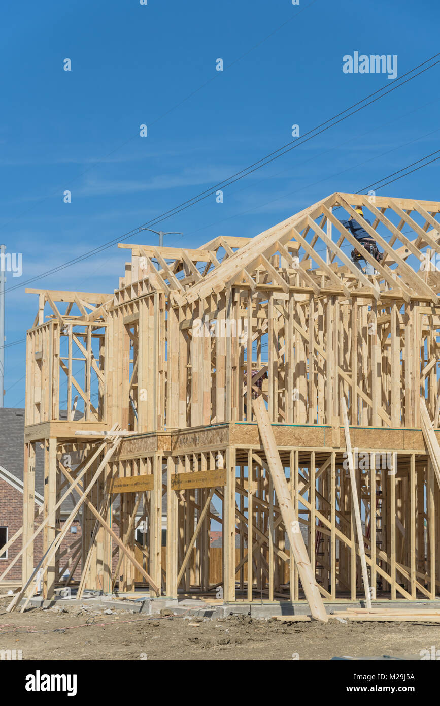 Bastidor de madera casa en construcción con builder para techos. Nuevo  stick de dos pisos construida junto a casas construidas en Irving, Texas,  . Vigueta, Timber Frame Fotografía de stock - Alamy