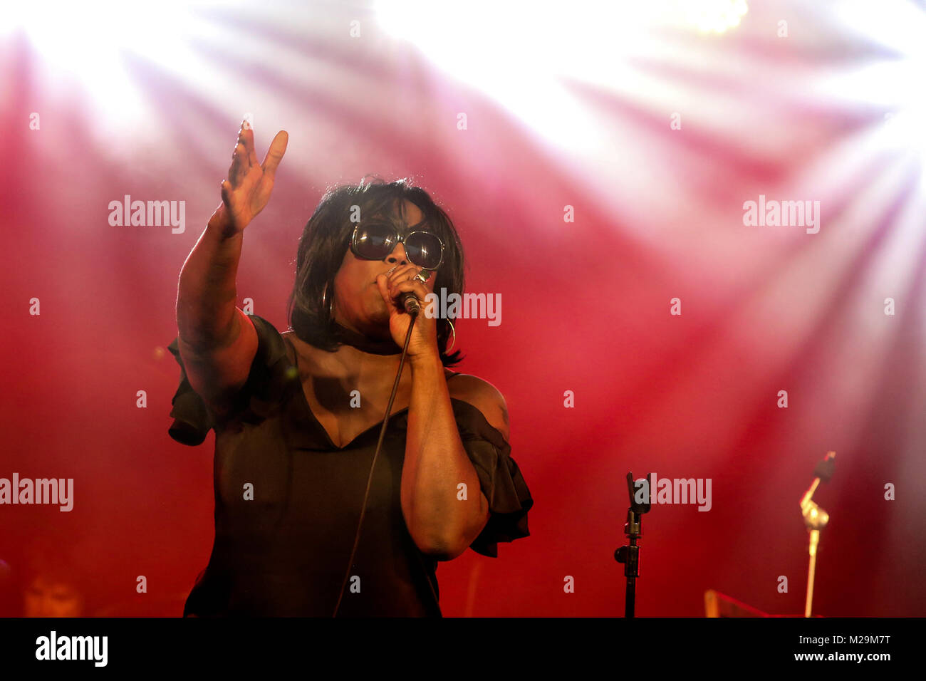 Mica Paris realiza en el escenario en el Cornbury Music Festival 2017 con gafas de sol con humo y luces de colores:Andy Trevaskis [Crédito] Foto de stock