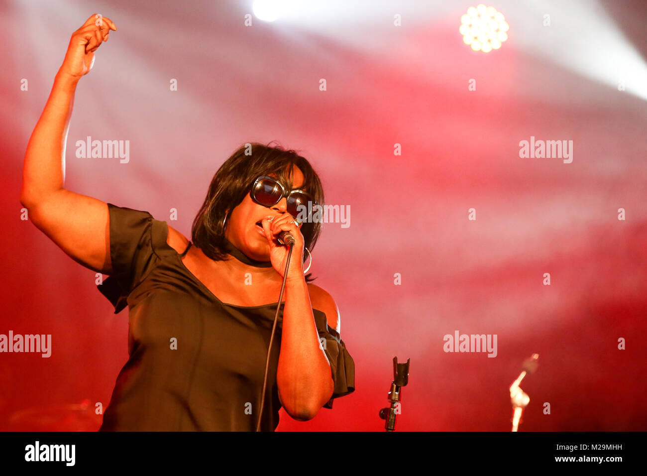 Mica Paris realiza en el escenario en el Cornbury Music Festival 2017 con gafas de sol con humo y luces de colores:Andy Trevaskis [Crédito] Foto de stock