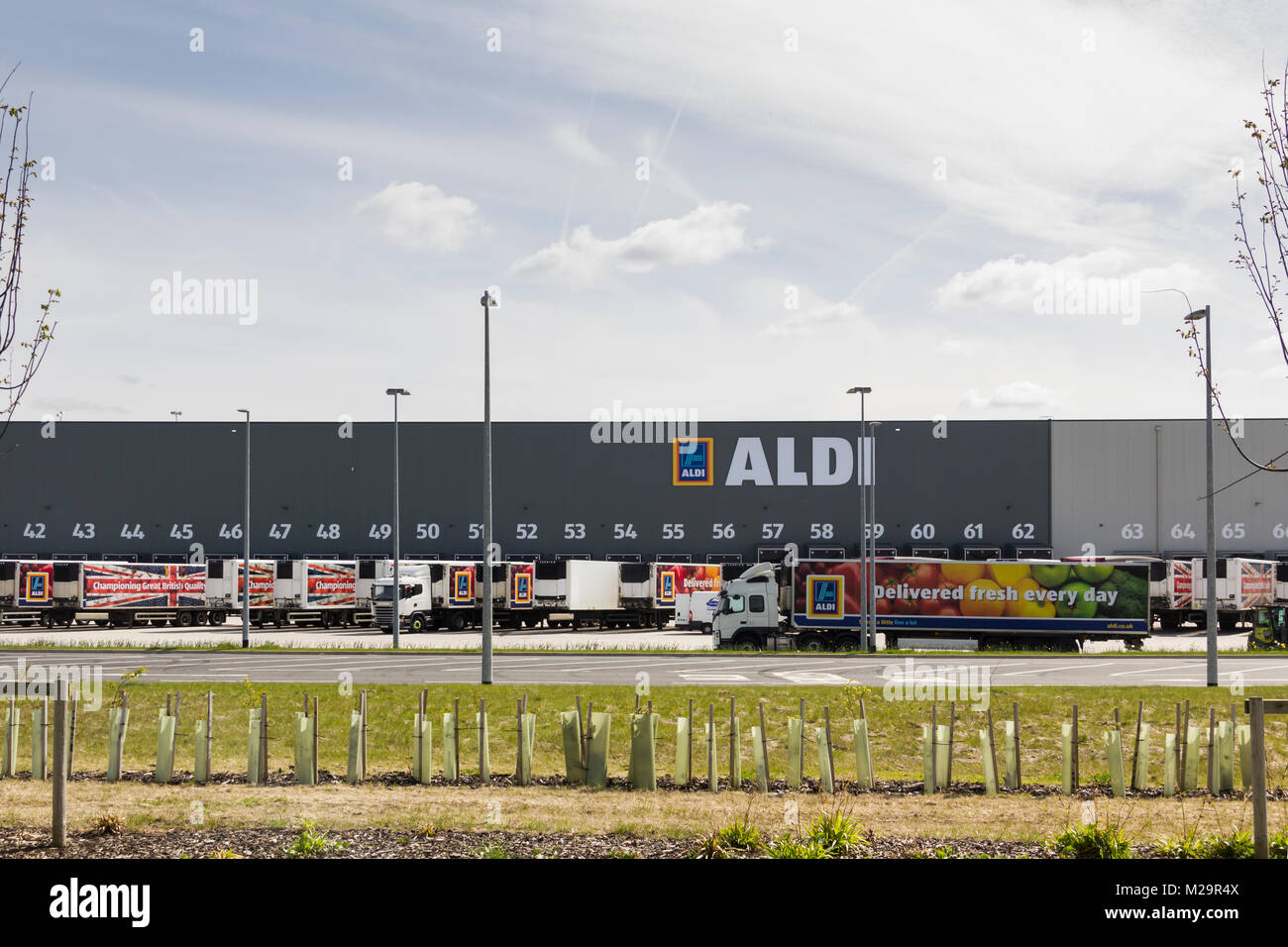 Los camiones articulados de la marca Aldi fuera el nuevo almacén de distribución y venta minorista de Aldi centro de formación en logística del norte, a lo largo de Hulton, Bolton. Foto de stock