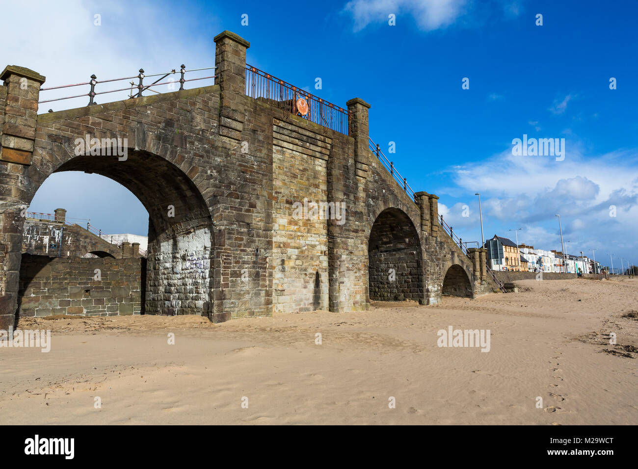 Los restos del Puente de deslizamiento en Swansea beach frente al mar Foto de stock