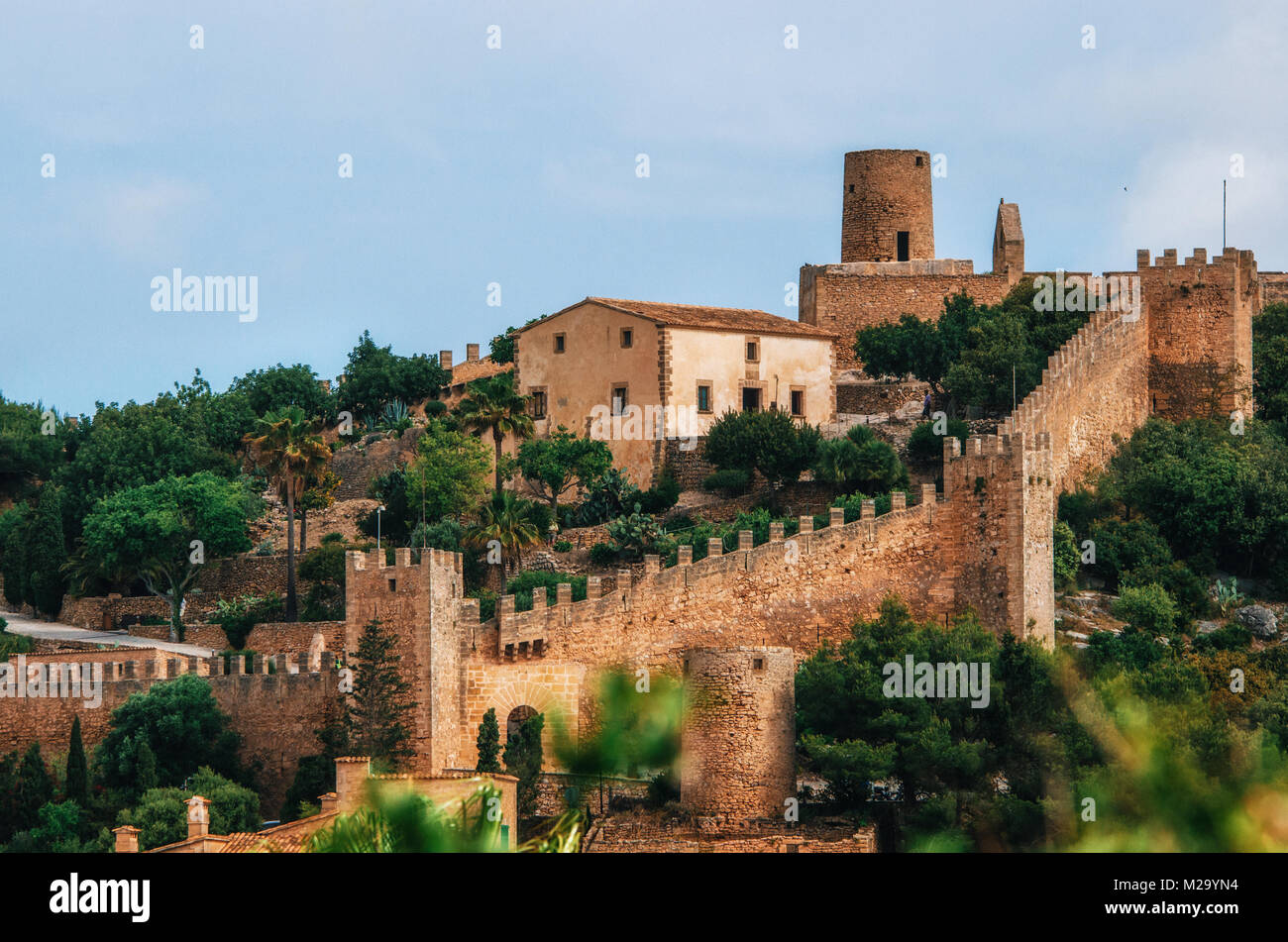 El castillo de Capdepera, en la verde colina en la isla de Mallorca, España. Hermoso paisaje con arquitectura medieval en Mallorca Foto de stock