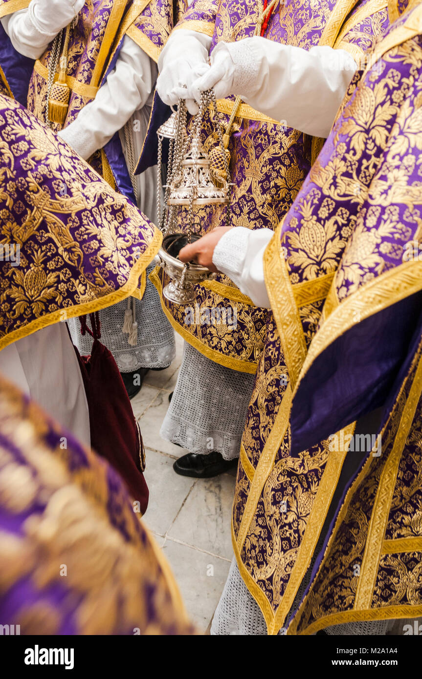 Objetos litúrgicos exhibidos en Semana Santa en Triana, casullas, incensario,  Sevilla, España Stock Photo