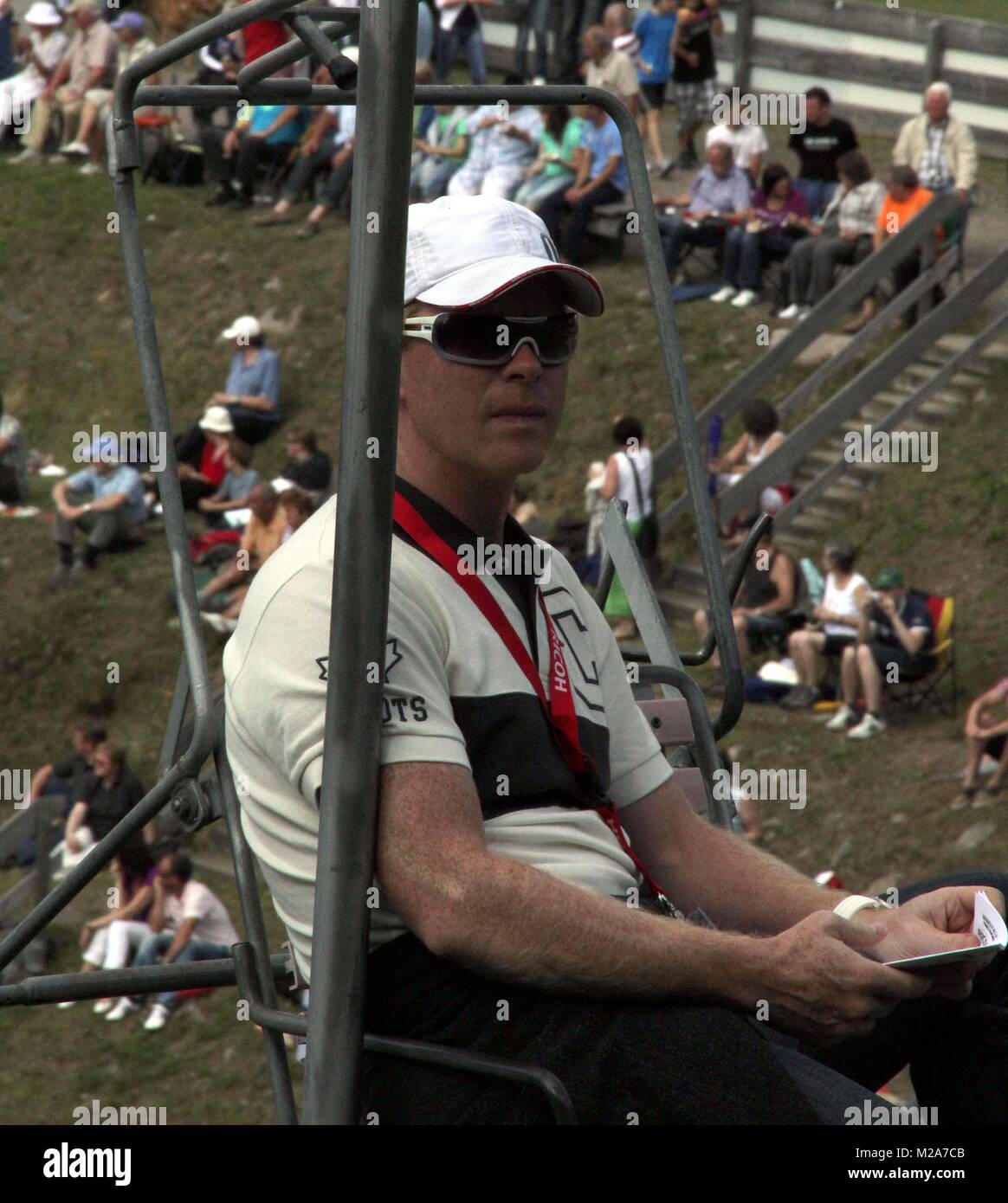 Dieter Thoma, TV Experte im Levante beim Einzelwettbewerb der Herren beim FIS Sommer Grand Prix 2010 im Adler Skistadion von Hinterzarten Foto de stock