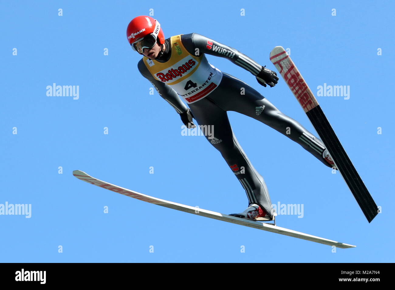Karl Geiger (SC Oberstdorf) im Flug beim formación vor dem Teamwettkampf - FIS Sommer Grand Prix Foto de stock