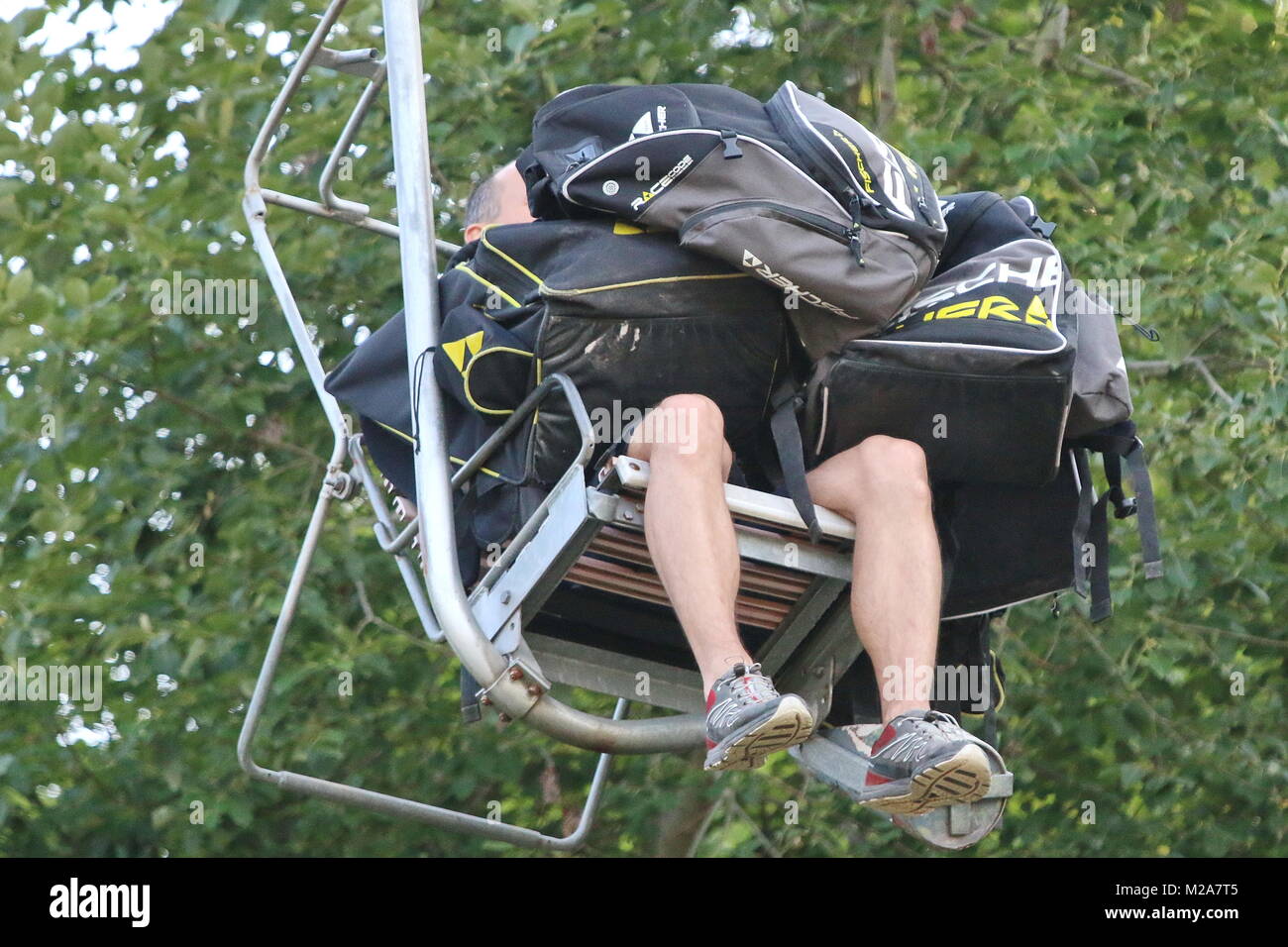 Hab mein Sessel vollgelade Betreuer - mit eines Gepäck Skispringers beim Herren Einzelwettbewerb - FIS Sommer Grand Prix Foto de stock