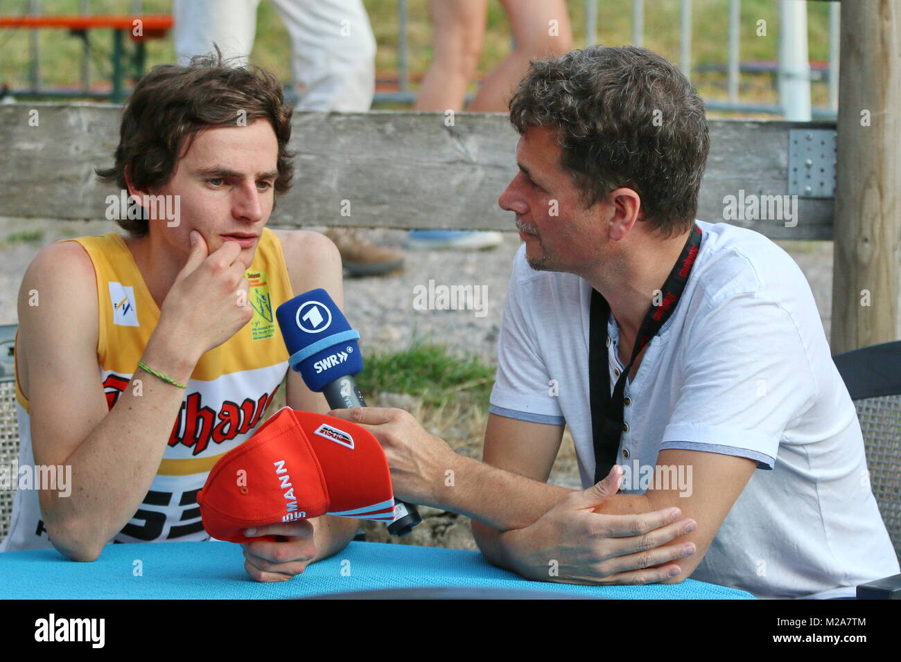 Richard Freitag (SG Nickelhütte aue) im Interview mit ca-Reportero Martin Thiel beim Herren Einzelwettbewerb - FIS Sommer Grand Prix Foto de stock