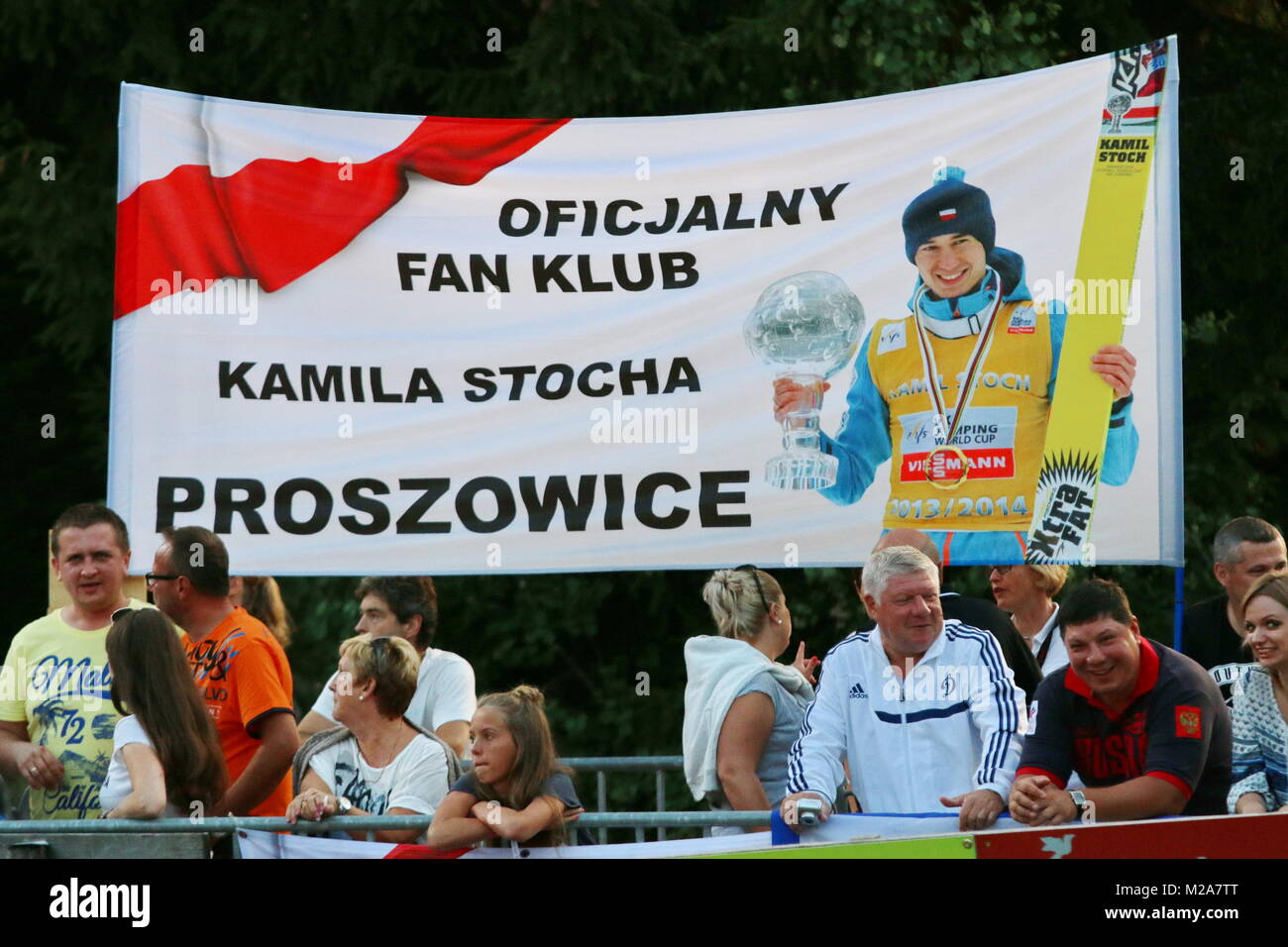 Ventiladores Polnische drücken Kamil Stoch die Daumen - Herren Einzelwettbewerb - FIS Sommer Grand Prix Foto de stock