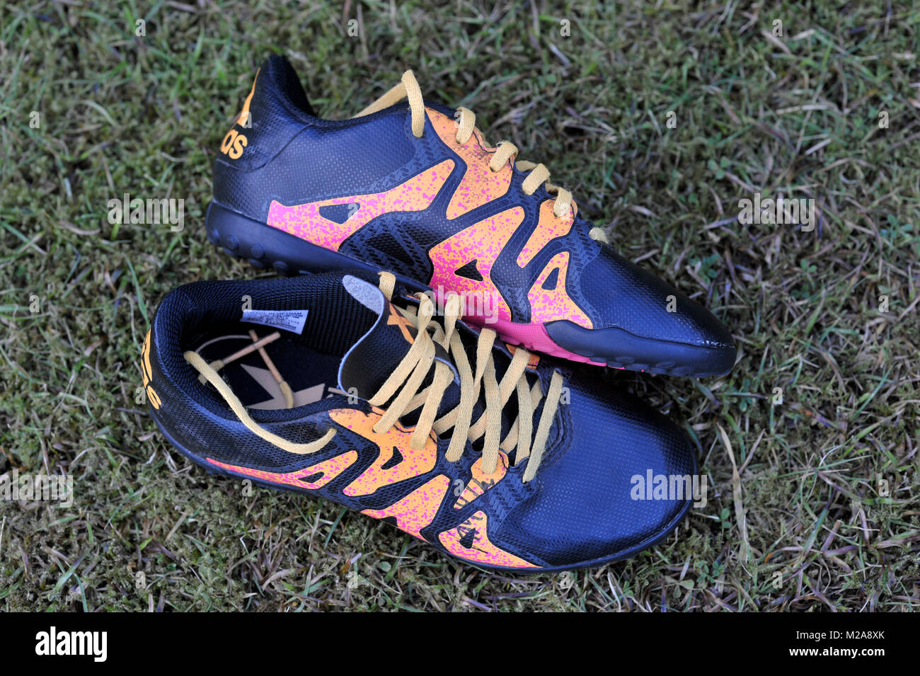Botas de fútbol infantil Fotografía de stock - Alamy