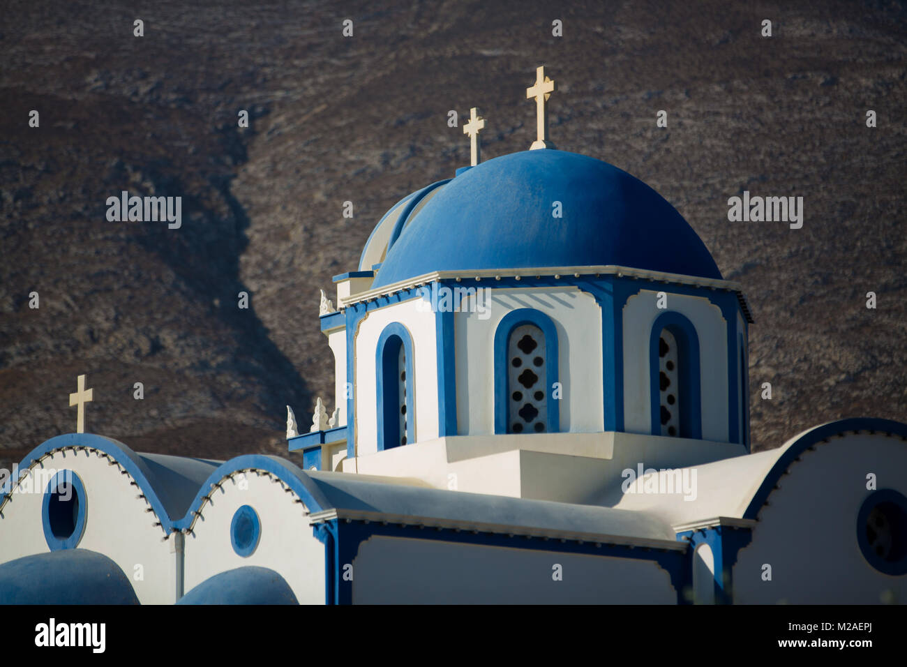 Iglesia ortodoxa sobre el fondo de la montaña Foto de stock
