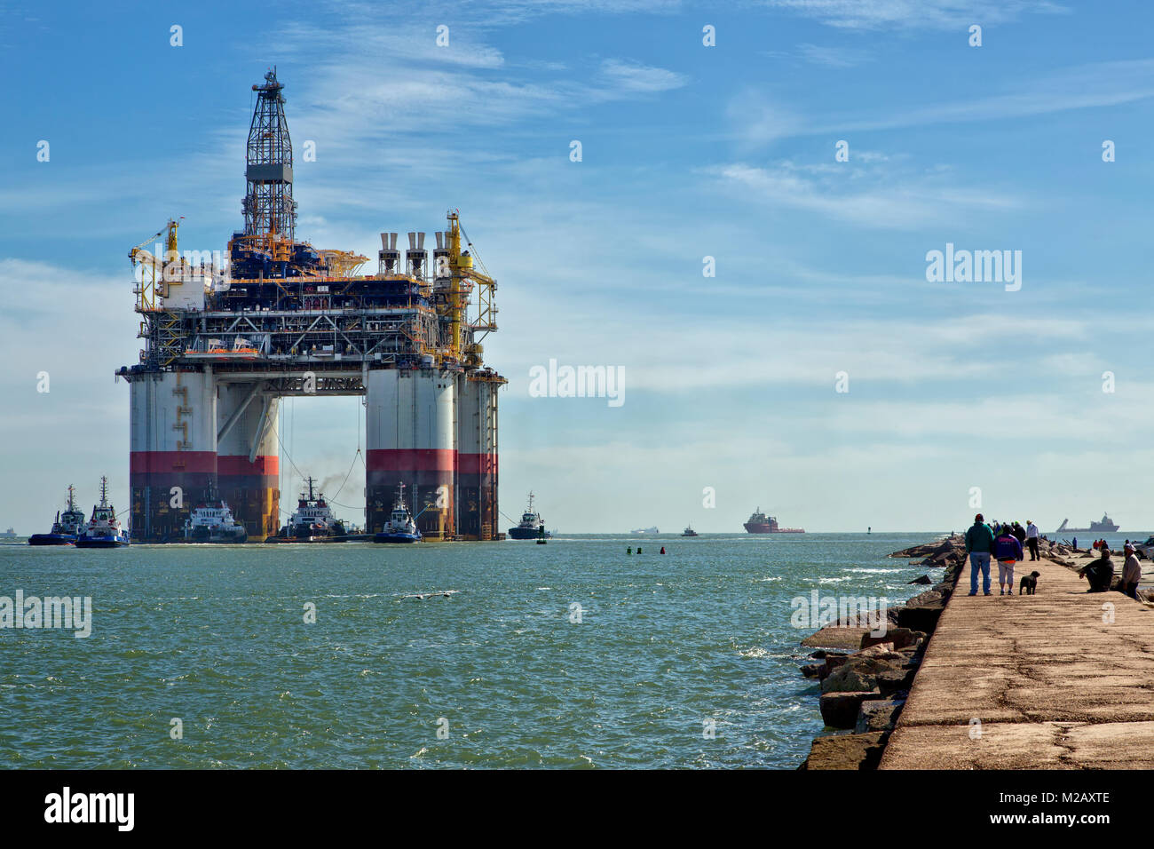 'Big Foot' de Chevron Industrias Kiewit offshore Plataforma oceánica profunda, partiendo en Port Aransas. Foto de stock