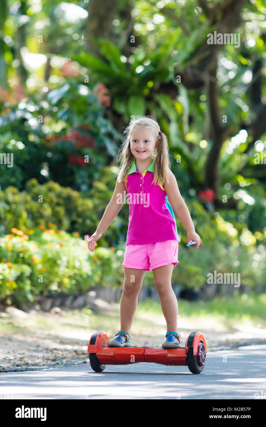 Niño sobre un hoverboard Fotografía de stock - Alamy