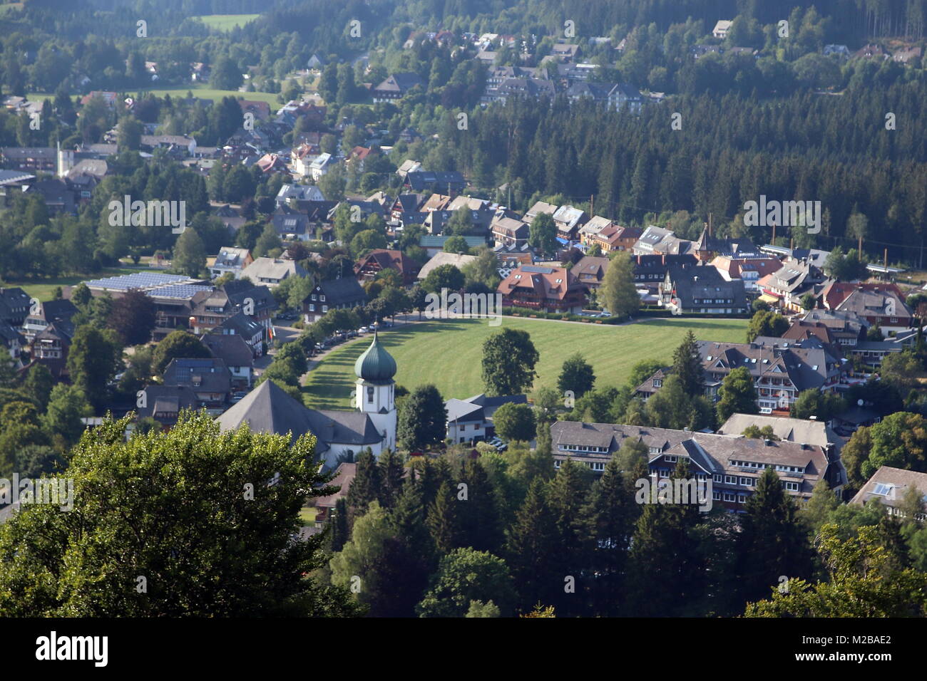Blick vom der Anlaufturm Adlerschanze auf das Ortszentrum von Hinterzarten Foto de stock