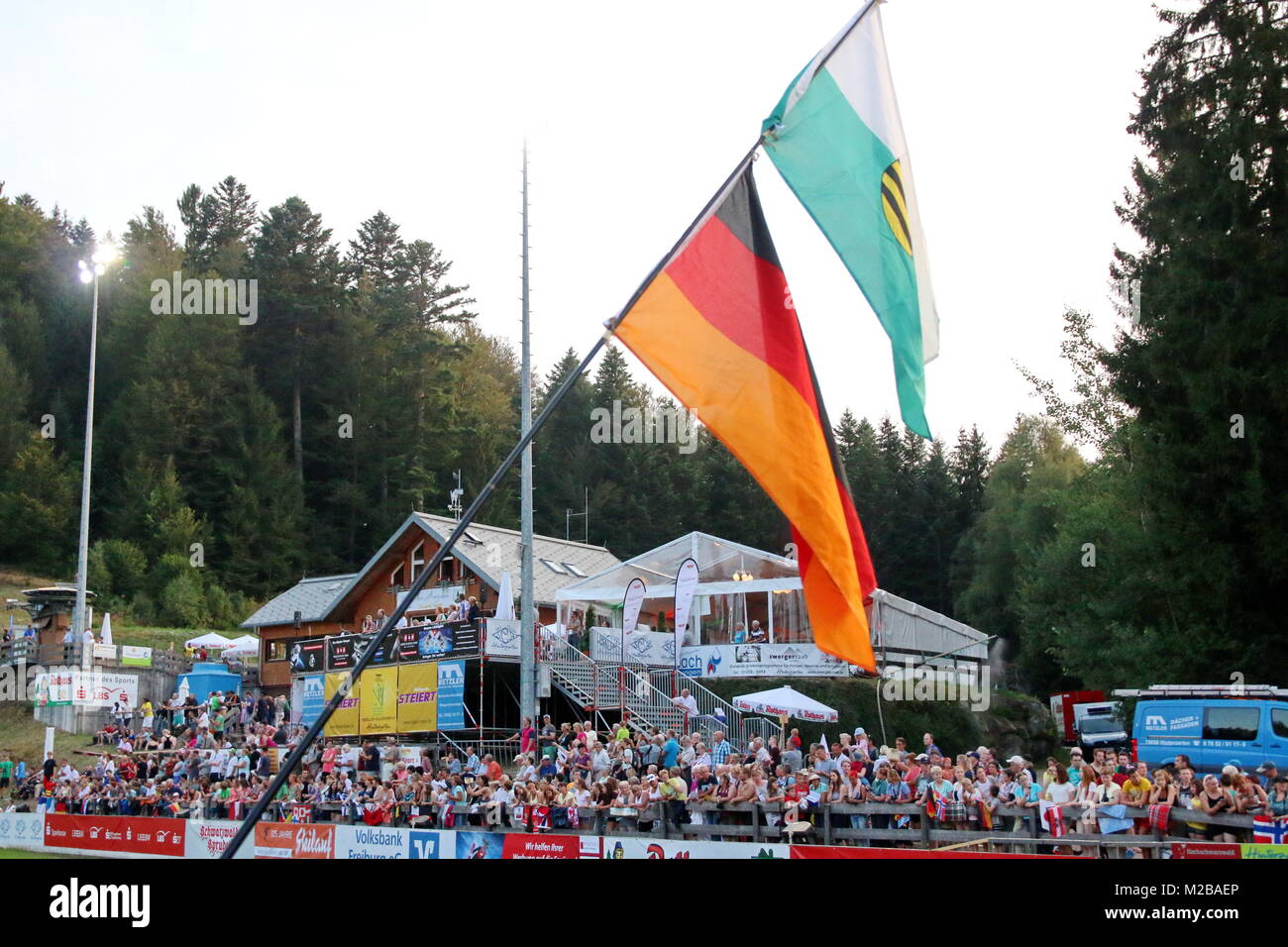 Es hieß Flagge zeigen für die Skisprungfans beim Herren Einzelwettbewerb - FIS Sommer Grand Prix Foto de stock