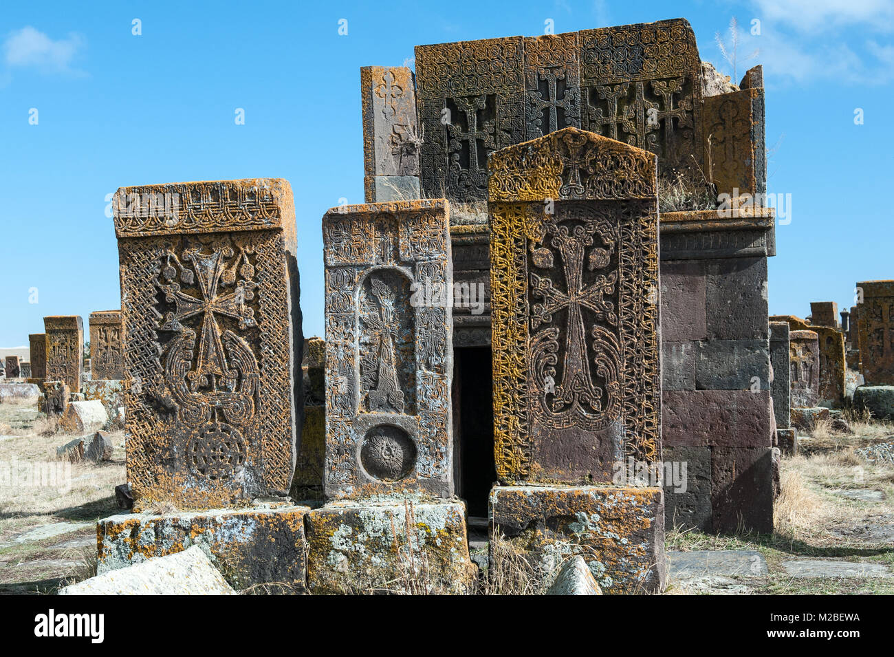 Un khachkar o cross-armenio es una piedra tallada, Estela memorial teniendo una cruz, motivos adicionales tales como rosetas, interlaces y motivos botánicos. Foto de stock