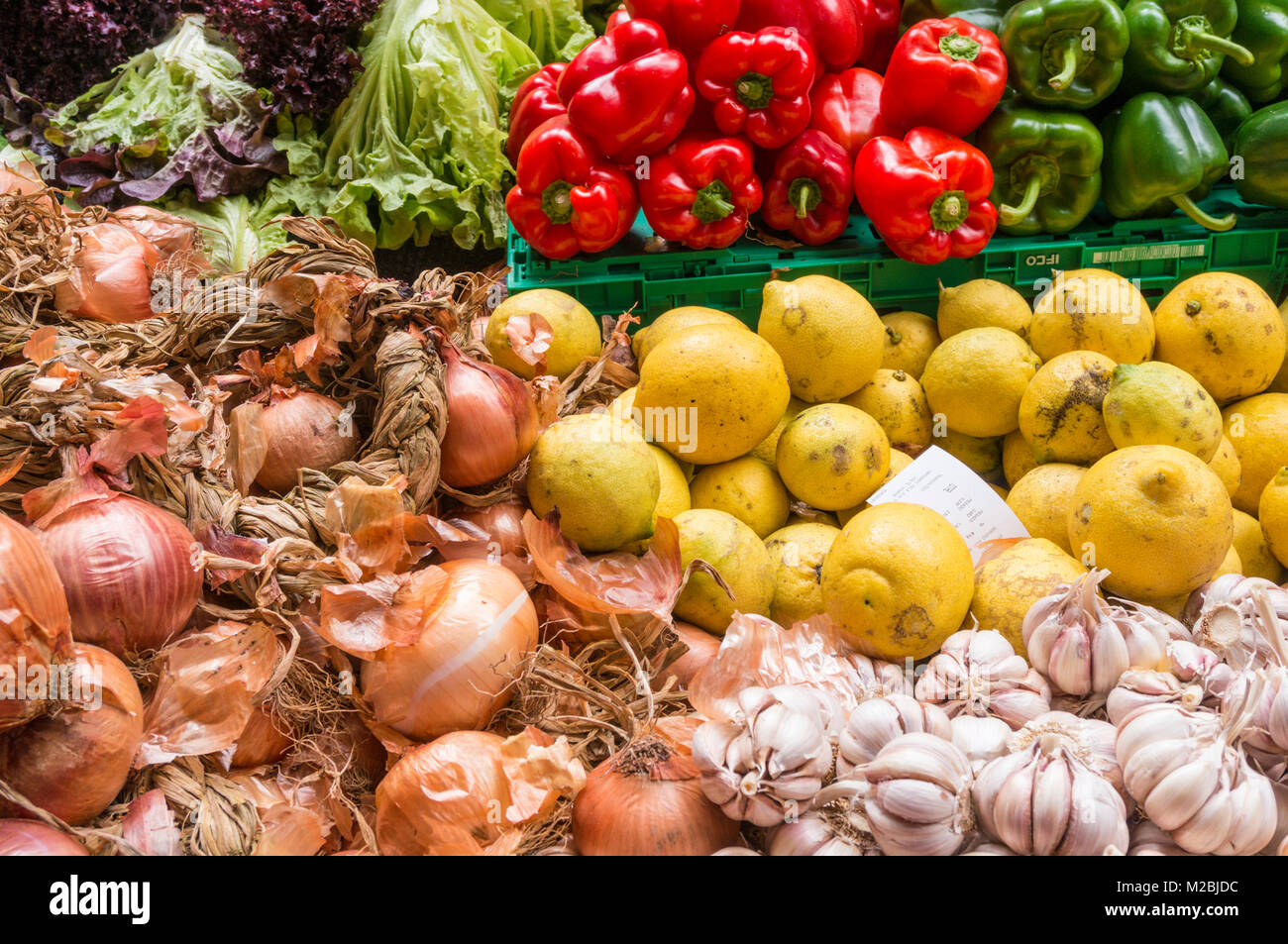 Verduras y fruta fresca se atasque en el mercado de los Lavradores, el mercado cubierto para los productores de alimentos de la isla, Funchal, Madeira, Portugal, EU, Europa Foto de stock