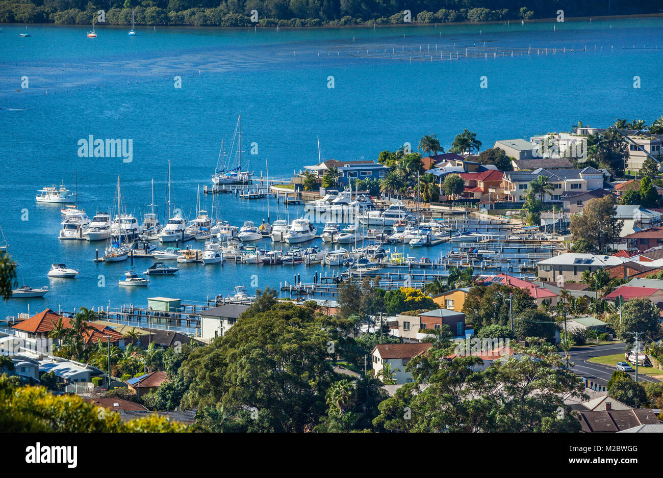 Australia, Nueva Gales del Sur, de la costa central, agua de Brisbane, con vistas a la bahía de Booker wharfes y deportivos Foto de stock