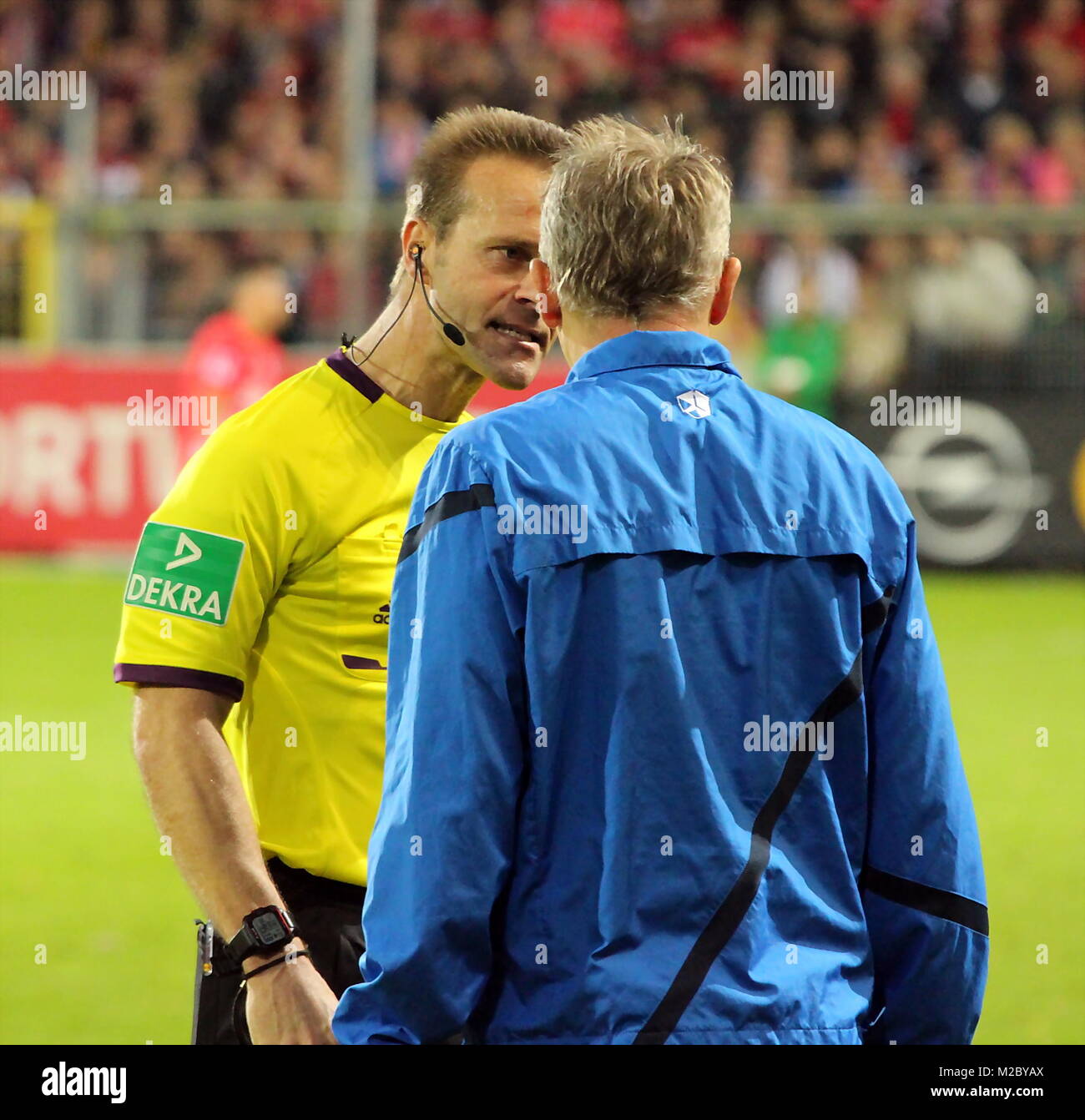 Peter Gagelmann Gesprächsbedarf hatte Schiedsrichter (Bremen) mit SC-Trainer Streich cristiana. Auf die Tribüne musste der Freiburger Coach aber nicht - Fußball-Bundesliga: 10. Spieltag, Freiburg vs Hamburger SV Foto de stock