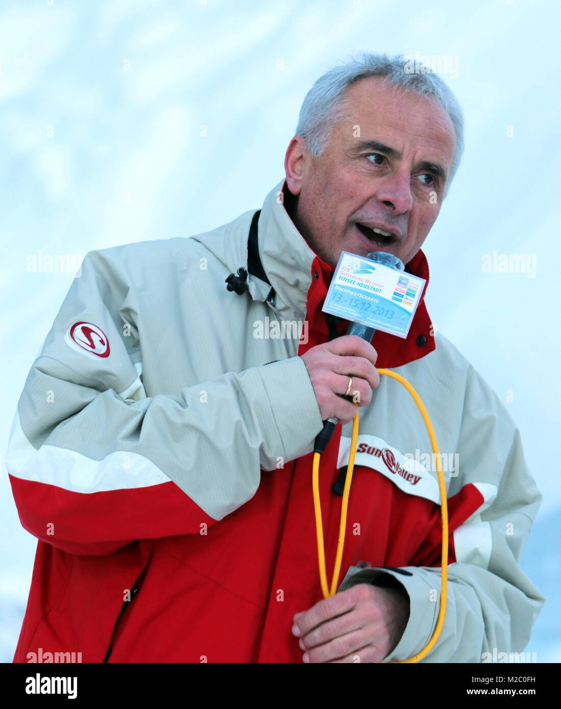 Roland Pressesprecher Weis - Vor zahlreichen Schaulustigen wurde am Samstag (30.11.2013) an der Hochfirstschanze Schmiedsbachtal im der Schwarzwaldgletscher von Titisee-Neustadt geöffnet. Mit dem Schnee vom vergangenen Invierno, unter der Styroporplatten, Sägemehl und Plastikfolien übersommert hat, wird jetzt die Hochfirstschanze mit Schnee belegt. Dort werden vom 13. bis 15. Dezember 2013 wieder zwei FIS Weltcup-Skispringen ausgetragen. Medidor zehn der hohe und 65 metros lange Schneeberg umfasst etwa 7.000 Kubikmeter. Foto de stock