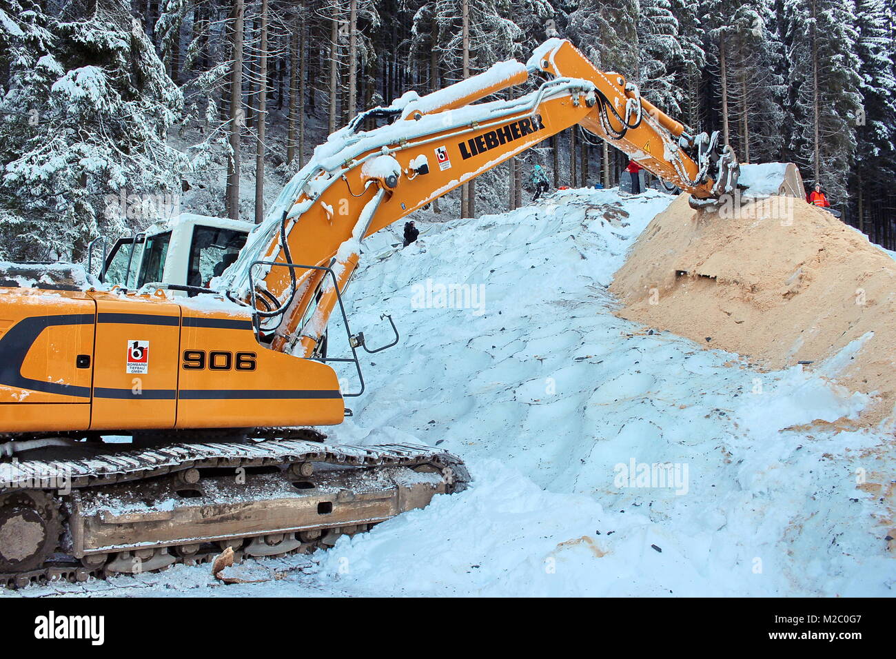 Vor zahlreichen Schaulustigen wurde am Samstag (30.11.2013) an der Hochfirstschanze Schmiedsbachtal im der Schwarzwaldgletscher von Titisee-Neustadt geöffnet. Mit dem Schnee vom vergangenen Invierno, unter der Styroporplatten, Sägemehl und Plastikfolien übersommert hat, wird jetzt die Hochfirstschanze mit Schnee belegt. Dort werden vom 13. bis 15. Dezember 2013 wieder zwei FIS Weltcup-Skispringen ausgetragen. Medidor zehn der hohe und 65 metros lange Schneeberg umfasst etwa 7.000 Kubikmeter. Foto de stock