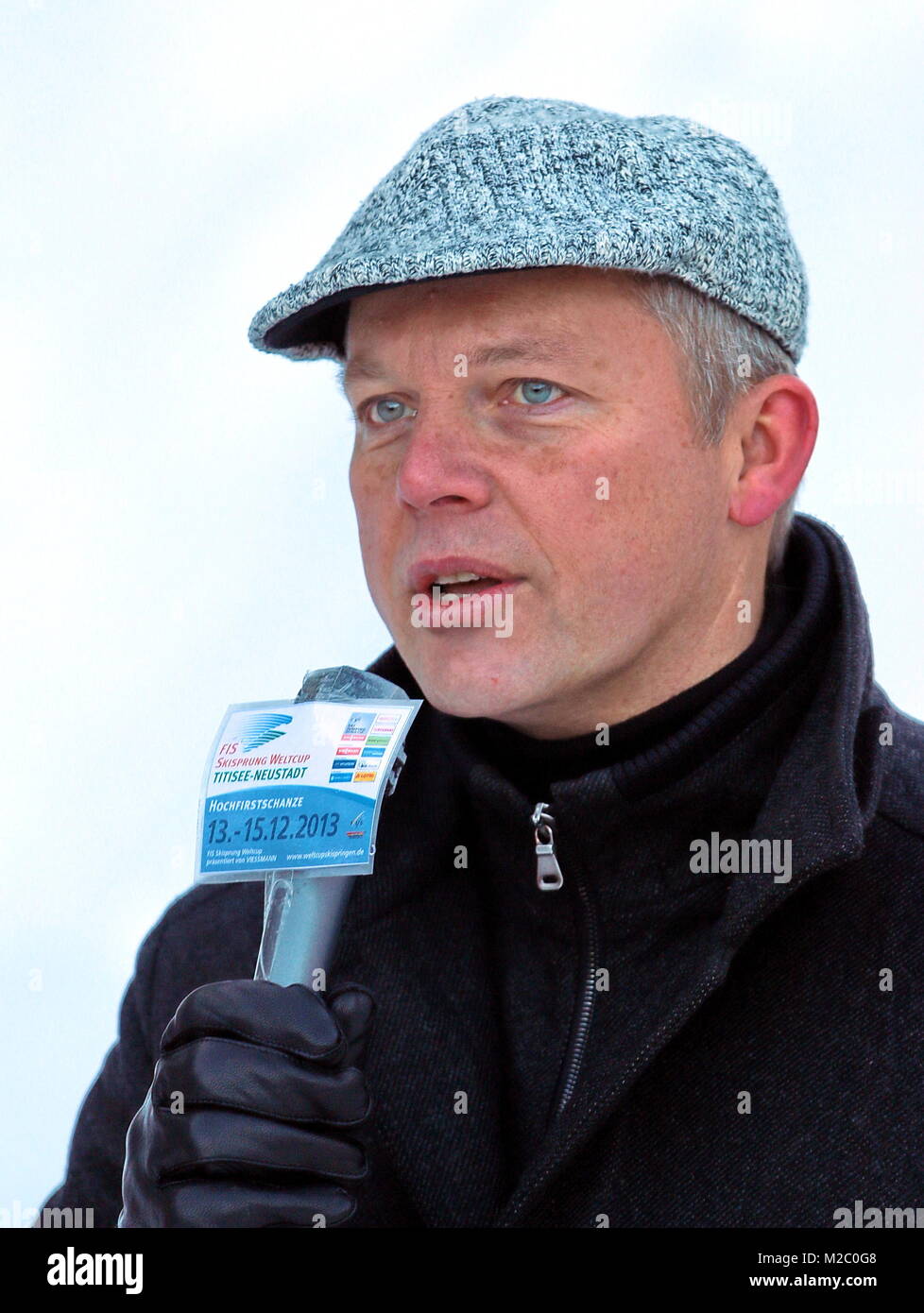 Armin Hinterseh, Bürgermeister von Titisee-Neustadt - Vor zahlreichen Schaulustigen wurde am Samstag (30.11.2013) an der Hochfirstschanze Schmiedsbachtal im der Schwarzwaldgletscher von Titisee-Neustadt geöffnet. Mit dem Schnee vom vergangenen Invierno, unter der Styroporplatten, Sägemehl und Plastikfolien übersommert hat, wird jetzt die Hochfirstschanze mit Schnee belegt. Dort werden vom 13. bis 15. Dezember 2013 wieder zwei FIS Weltcup-Skispringen ausgetragen. Medidor zehn der hohe und 65 metros lange Schneeberg umfasst etwa 7.000 Kubikmeter. Foto de stock