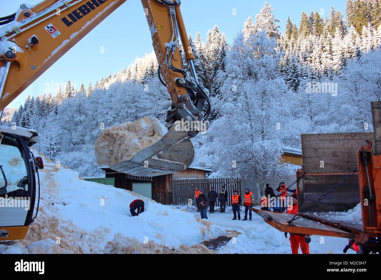Vor zahlreichen Schaulustigen wurde am Samstag (30.11.2013) an der Hochfirstschanze Schmiedsbachtal im der Schwarzwaldgletscher von Titisee-Neustadt geöffnet. Mit dem Schnee vom vergangenen Invierno, unter der Styroporplatten, Sägemehl und Plastikfolien übersommert hat, wird jetzt die Hochfirstschanze mit Schnee belegt. Dort werden vom 13. bis 15. Dezember 2013 wieder zwei FIS Weltcup-Skispringen ausgetragen. Medidor zehn der hohe und 65 metros lange Schneeberg umfasst etwa 7.000 Kubikmeter. Foto de stock