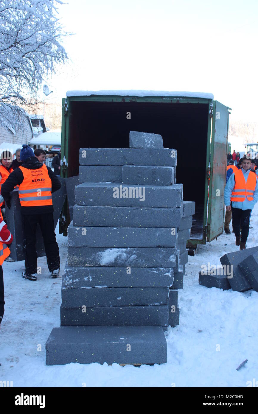 Fein und sauber aufgestappelt für den Abtransport - Vor zahlreichen Schaulustigen wurde am Samstag (30.11.2013) an der Hochfirstschanze Schmiedsbachtal im der Schwarzwaldgletscher von Titisee-Neustadt geöffnet. Mit dem Schnee vom vergangenen Invierno, unter der Styroporplatten, Sägemehl und Plastikfolien übersommert hat, wird jetzt die Hochfirstschanze mit Schnee belegt. Dort werden vom 13. bis 15. Dezember 2013 wieder zwei FIS Weltcup-Skispringen ausgetragen. Medidor zehn der hohe und 65 metros lange Schneeberg umfasst etwa 7.000 Kubikmeter. Foto de stock
