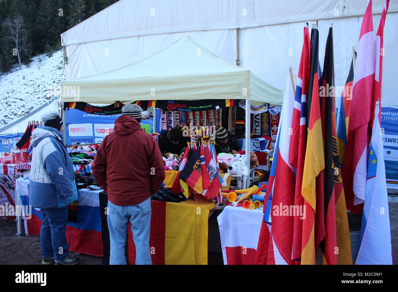 Un Souvenierjäger Souvenierstände und der Hochfirstschanze - Weltcup Skispringen Titisee-Neustadt Qualifikation Foto de stock