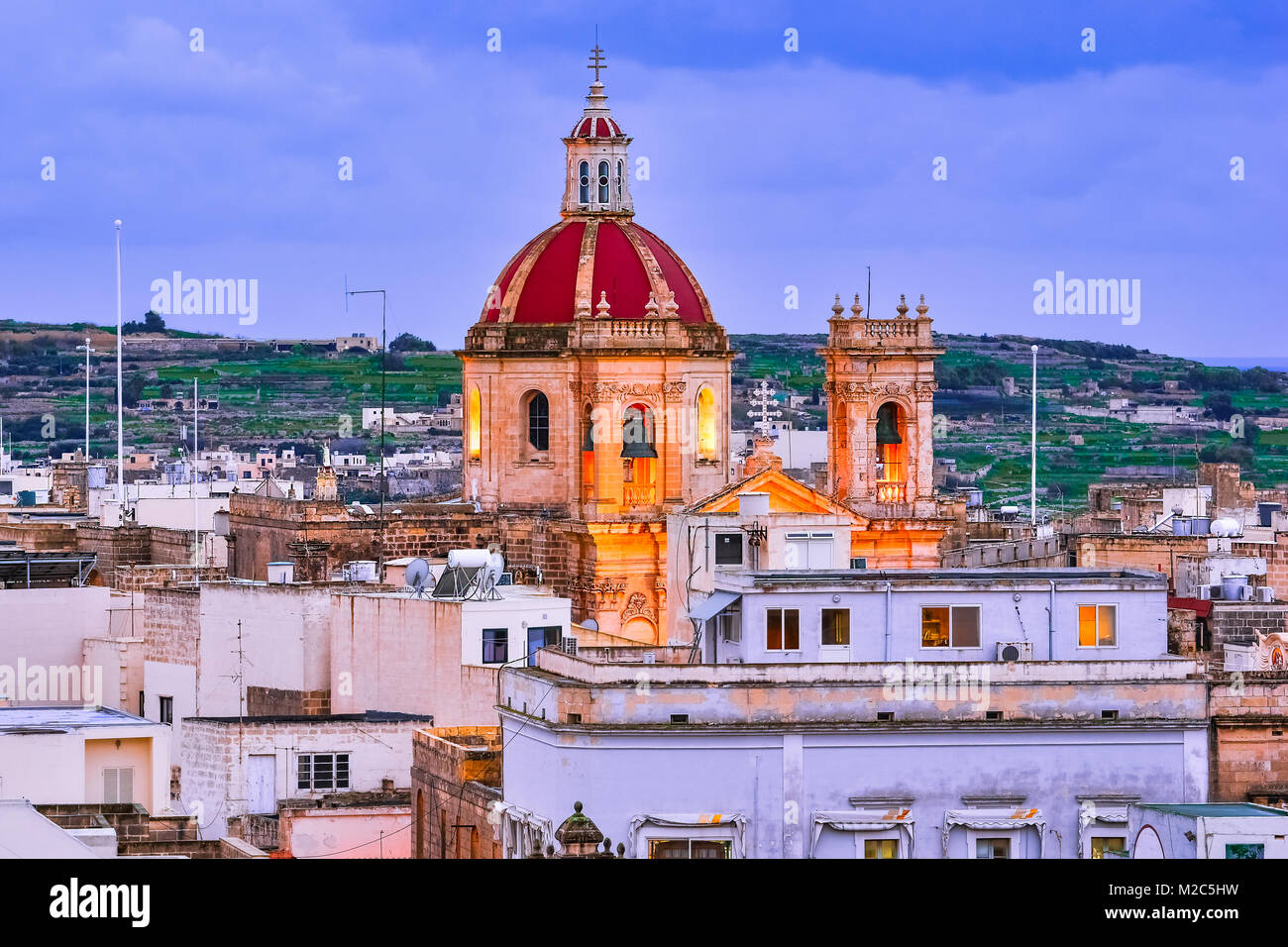 Victoria, Gozo, Malta: Panorama de la ciudad con la basílica de Saint George, visto desde la ciudadela. Foto de stock