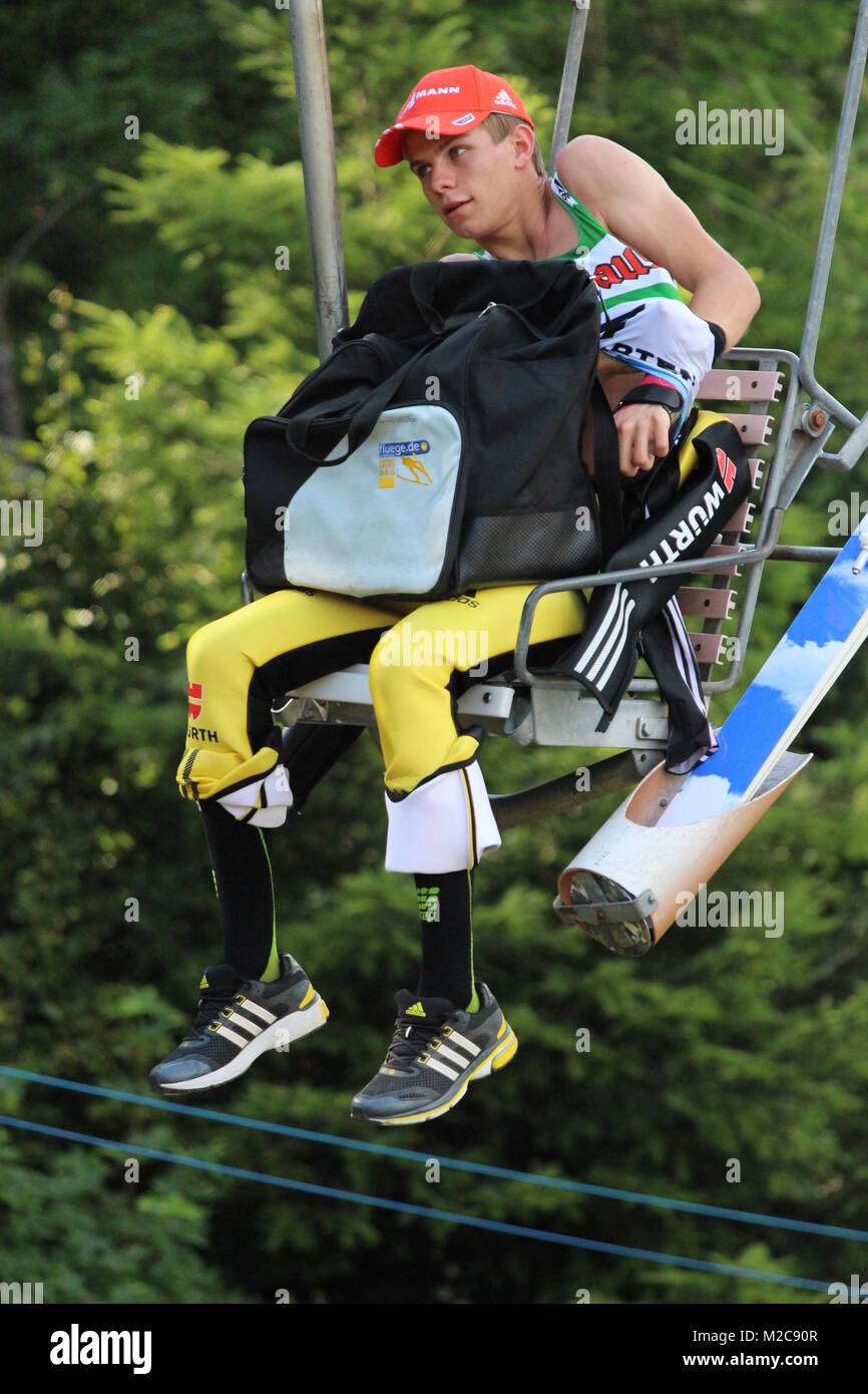 Andreas Wellinger vom SC Ruhpolding im - Elevación Qualifikation Herren für Einzelwettbewerb beim FIS Sommer GP 2013 en Hinterzarten / Alemania / Alemania Foto de stock