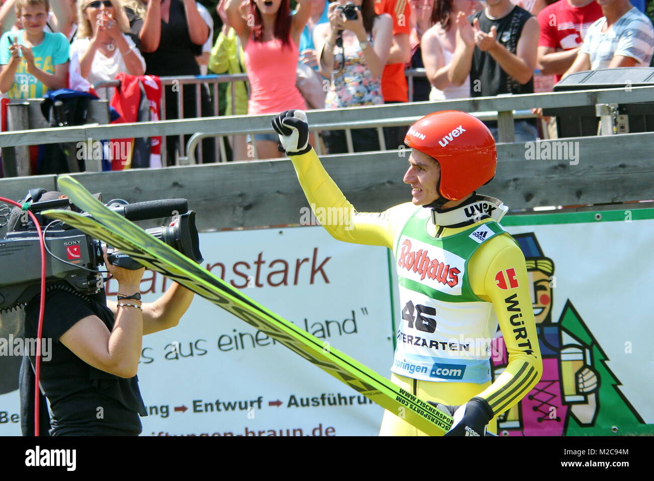 Richard Freitag freut sich über den Tagessieg beim Einzelspringen der Herren beim FIS Sommer Grand Prix 2013 en Hinterzarten Foto de stock