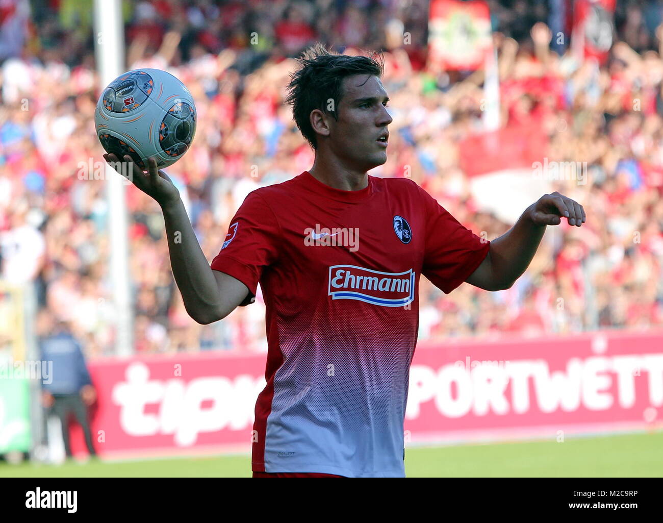 SC-Spieler Oliver SORG beim Einwurf - 1. Fussball-Bundesliga: 6. Sptgt. SC Freiburg vs Hertha BSC Berlin Foto de stock