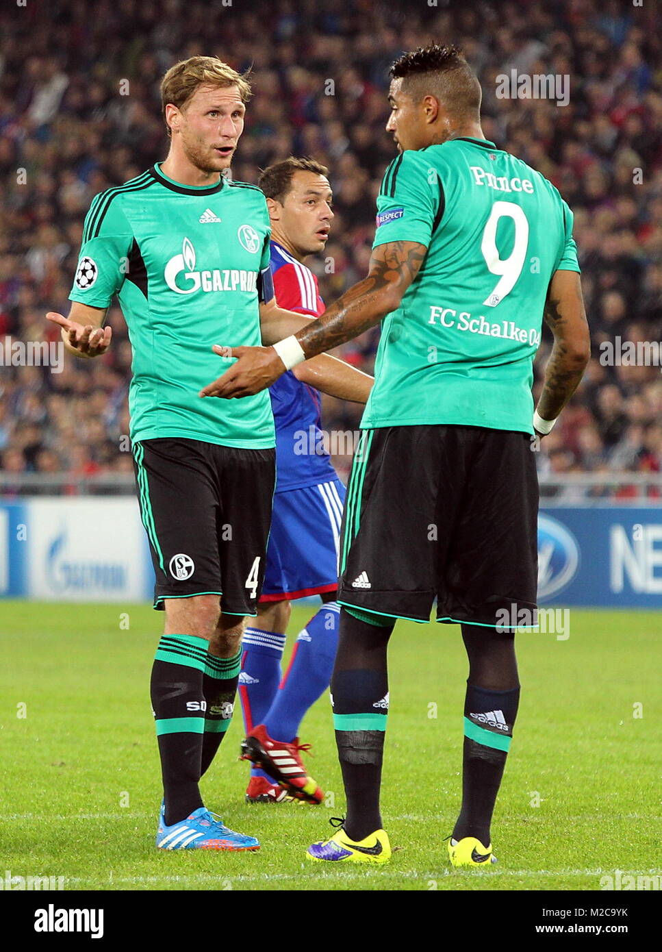 Gesprächsbedarf: Benedikt Höwedes (enlaces) mit Prince Boateng - Fussball-Champions-Liga: 2. Spieltag, FC Basel vs. FC Schalke 04 Foto de stock