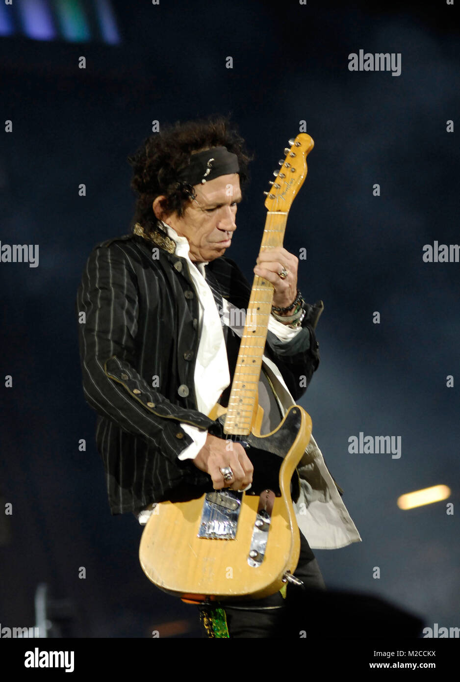 Mueren Rolling Stones (hier Gitarrist Keith Richards) spielen en Hamburg am 15.08.2007 / Foto: niehaus Foto de stock