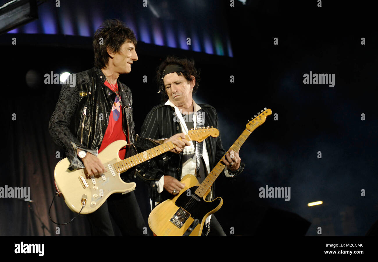 Mueren Rolling Stones (hier und Ron Wood Keith Richards v.li.) spielen en Hamburg am 15.08.2007 / Foto: niehaus Foto de stock