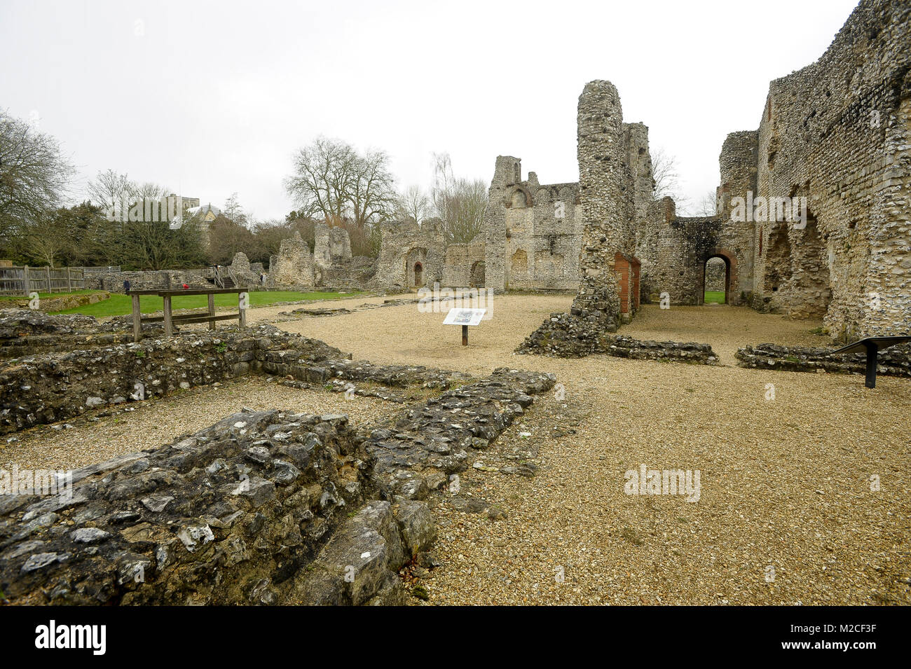 Ruinas del castillo Wolvesey (Antiguo Palacio del Obispo), fundada en el siglo XI por el Obispo de Winchester Henry de Blois y destruidas por los Roundheads durante el Eng Foto de stock