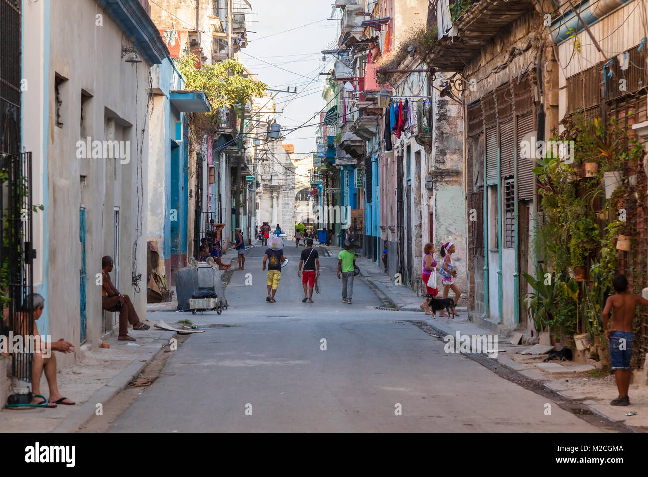 Una típica escena callejera en La Habana, Cuba. Foto de stock