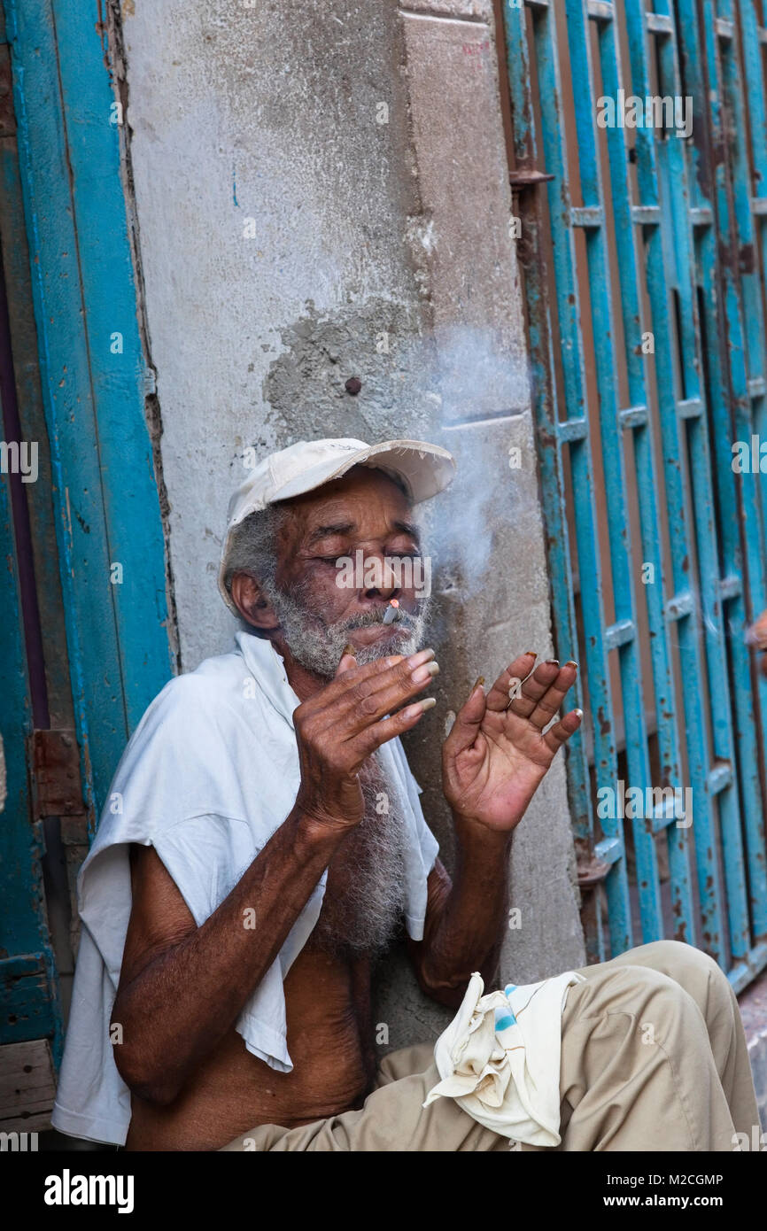 Un hombre cubano fumar un cigarrillo en La Habana, Cuba. Foto de stock