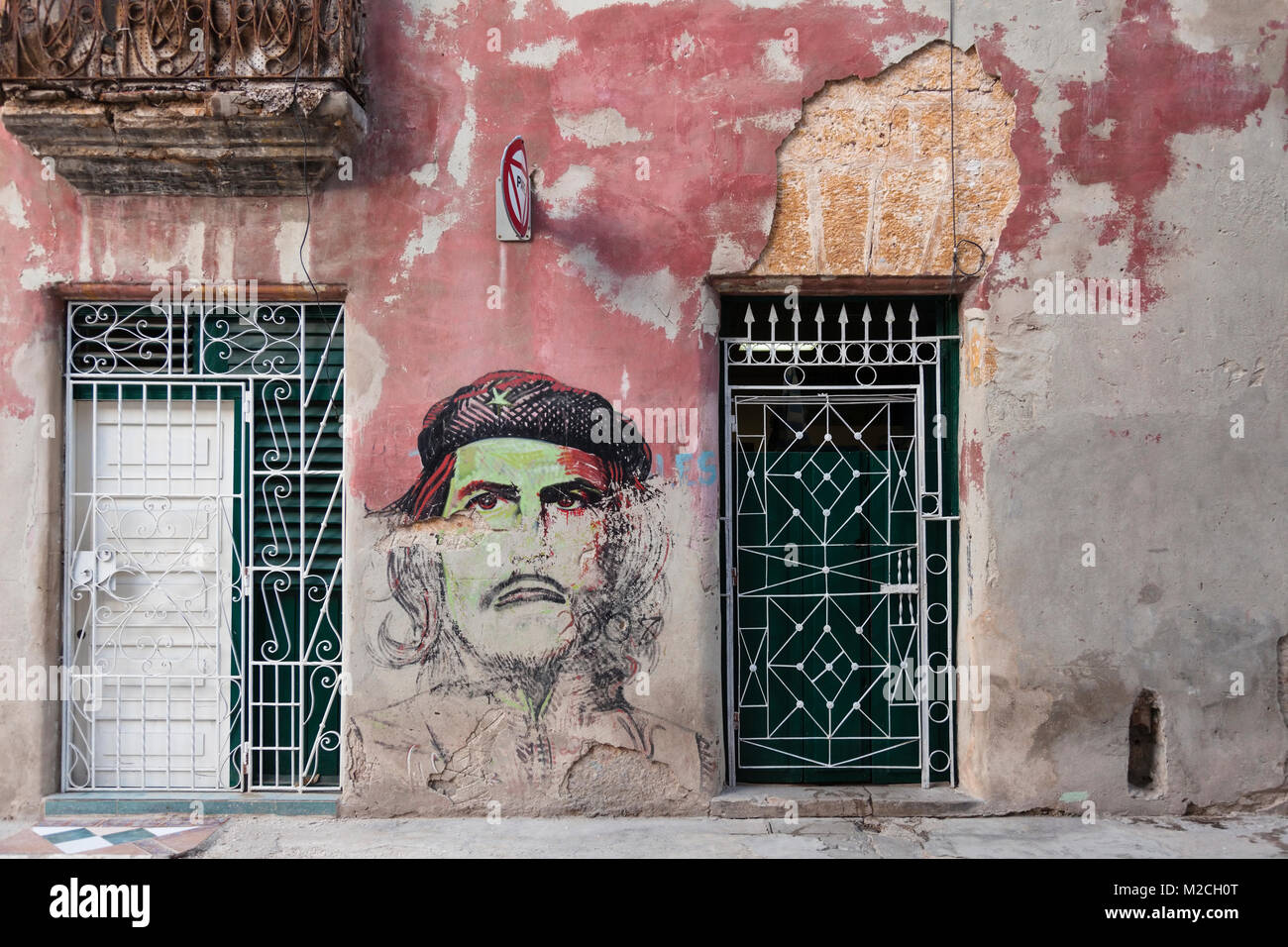 Ernesto "Che" Guevara pintadas en el lateral de un edificio en La Habana, Cuba. Foto de stock