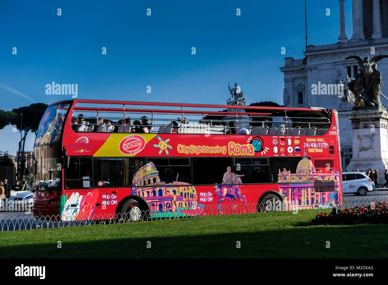 Visita turística, paradas libres, autobús rojo de dos pisos, pasando por la plaza de Venecia. Roma, Italia, Europa, UE. Cielo azul claro, espacio de copia. Foto de stock