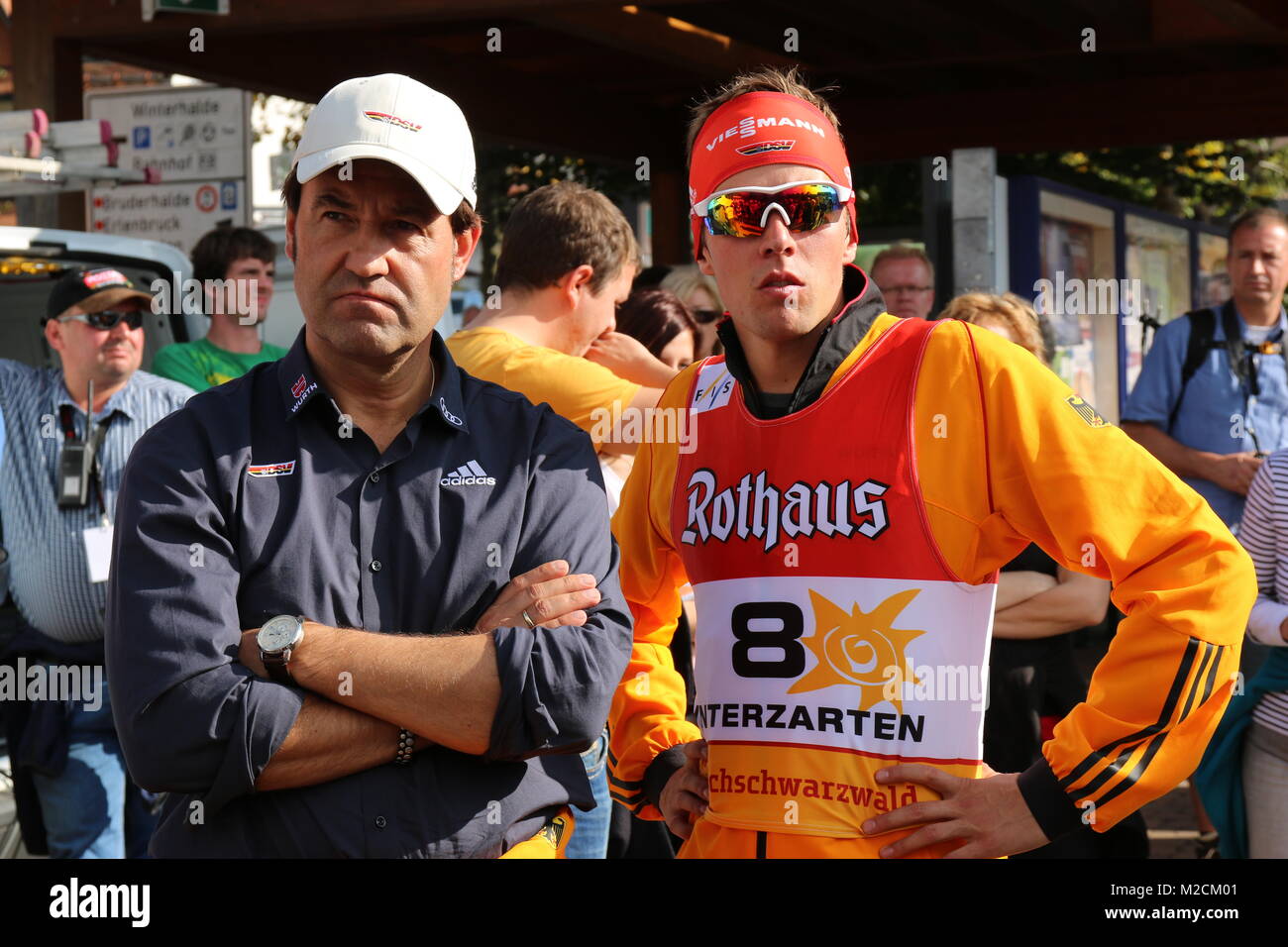 Horst HÜTTEL und Johannes RYDZEK warten auf die Nordische Siegerehrung bei der DM Kombination Hinterzarten Foto de stock