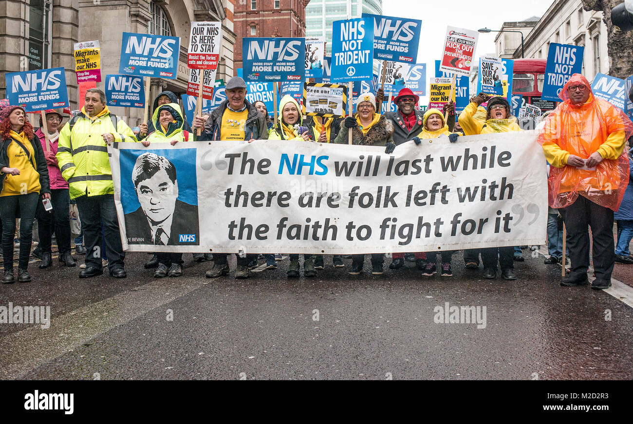 Miles de personas se reunieron con pancartas para el NHS en Crisis manifestación a través del centro de Londres, en protesta de la financiación insuficiente y la privatización del NHS. Foto de stock