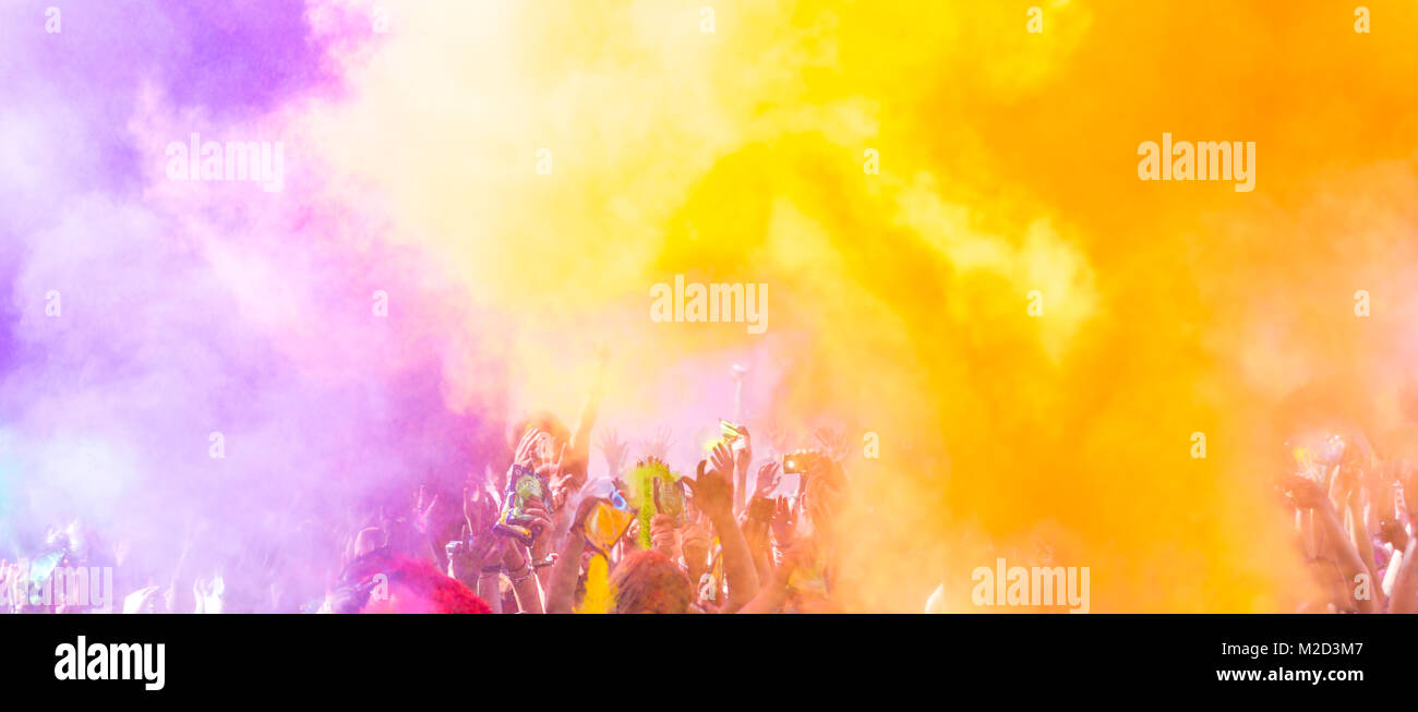 Este festival de Holi festival de colores con Niños divirtiéndose con polvos de colores Foto de stock