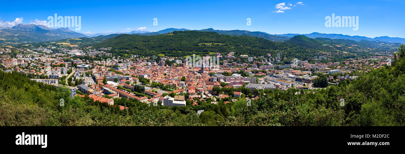 Niveles elevados de vista panorámica de la ciudad de Gap, en Hautes-Alpes en verano. Sur de los Alpes franceses, Francia Foto de stock
