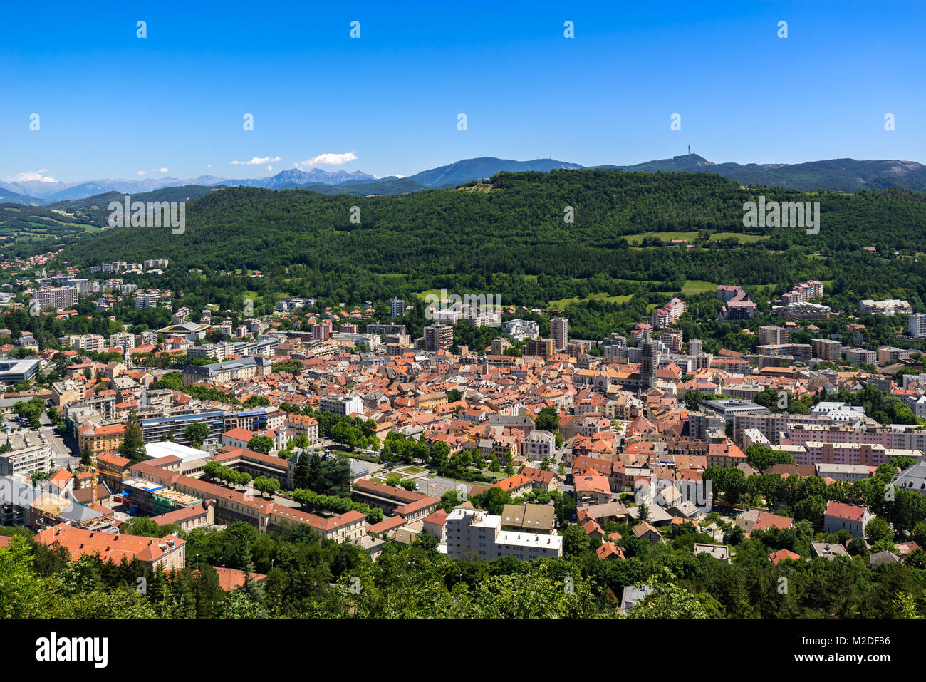 Vista elevada en verano de la ciudad de Gap, en Hautes-Alpes. Sur de los Alpes franceses, Francia Foto de stock