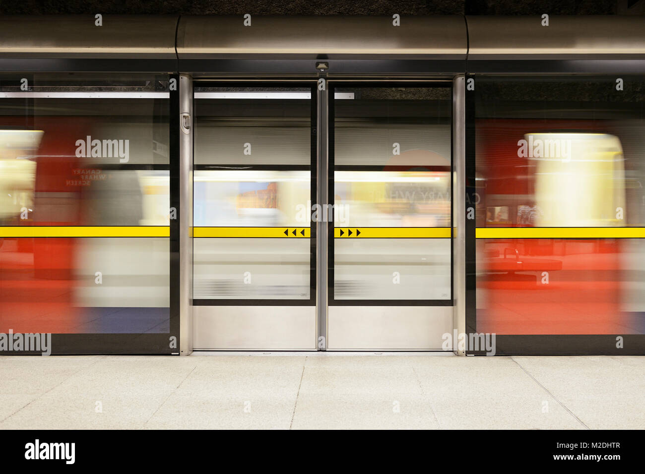 Puertas de la pantalla de la plataforma en el metro de Londres a la estación de Canary Wharf, London, UK Foto de stock