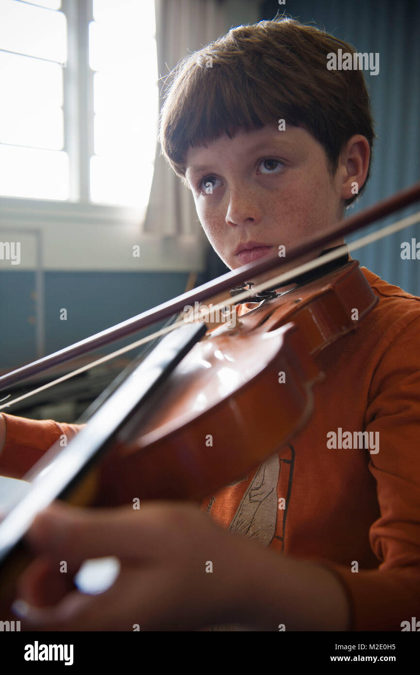 Cerca de caucásico boy practicando violín Foto de stock