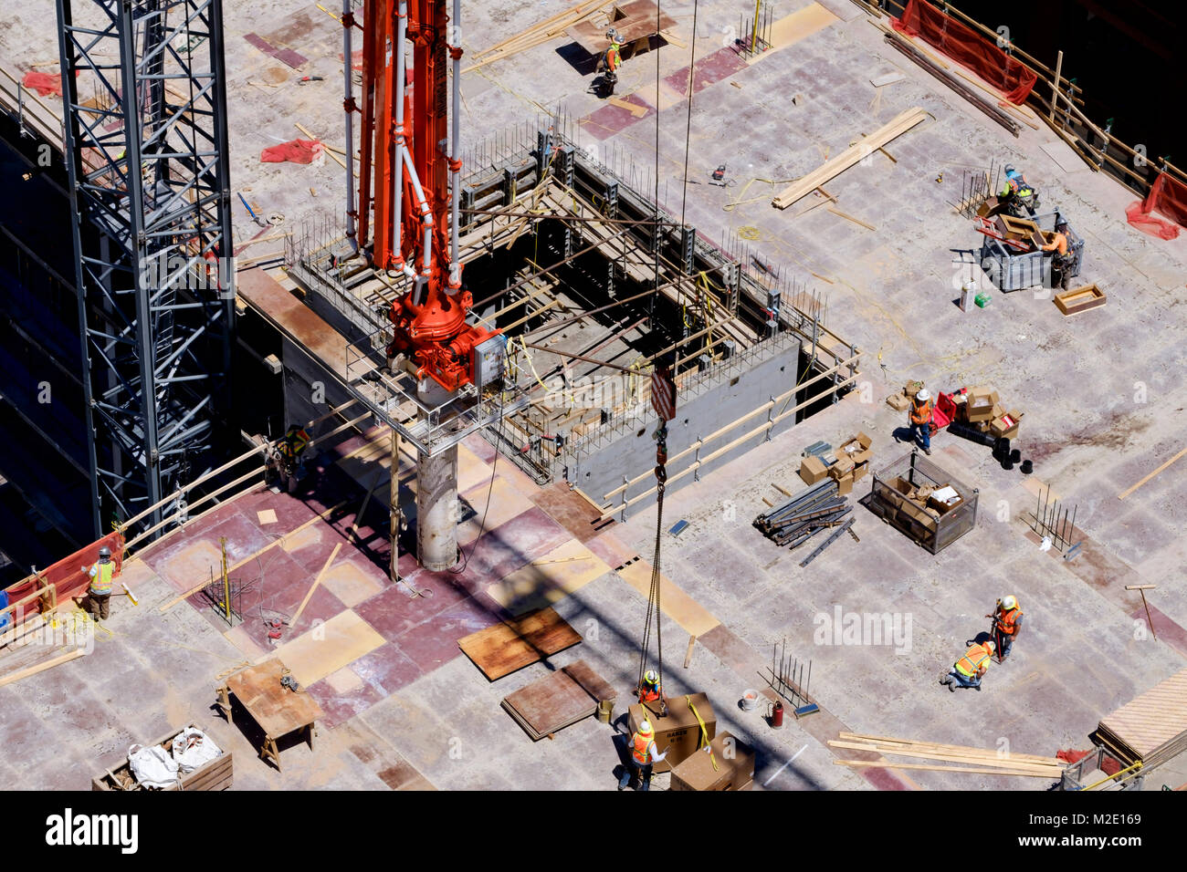 Vista aérea de los trabajadores en el lugar de construcción Foto de stock